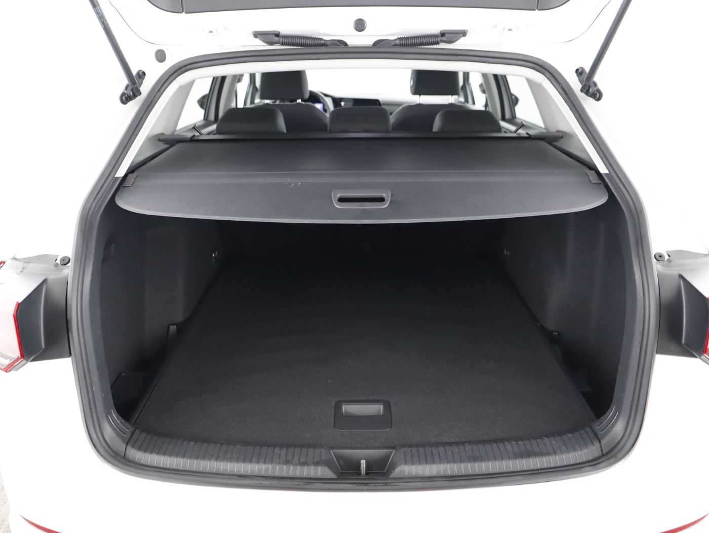VW Golf VIII Var 2.0TDI Life DSG | Bild 22 von 22
