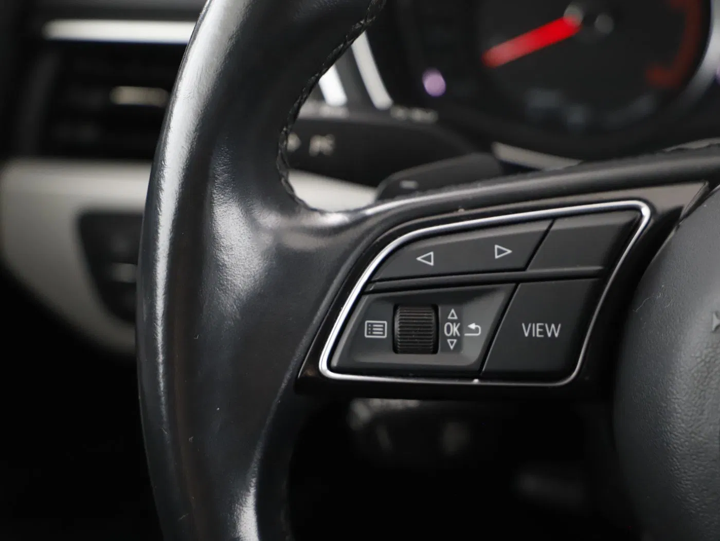 Audi A4 Avant 35 2.0 TDI | Bild 14 von 24