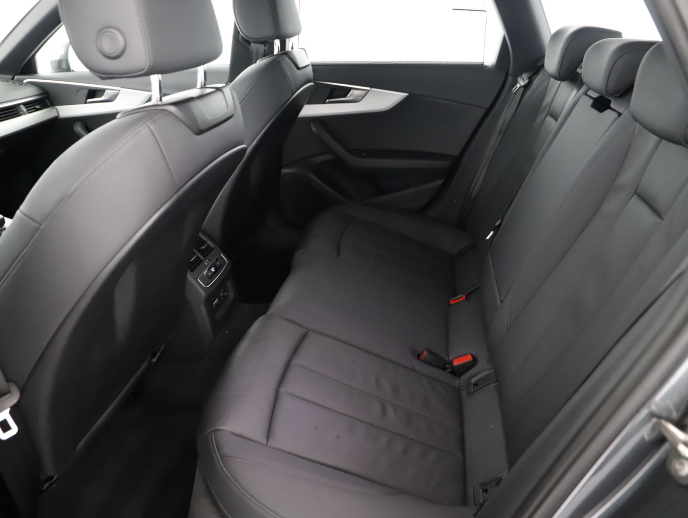Audi A4 Avant 40 2.0 TDI quattro S-Line | Bild 22 von 25