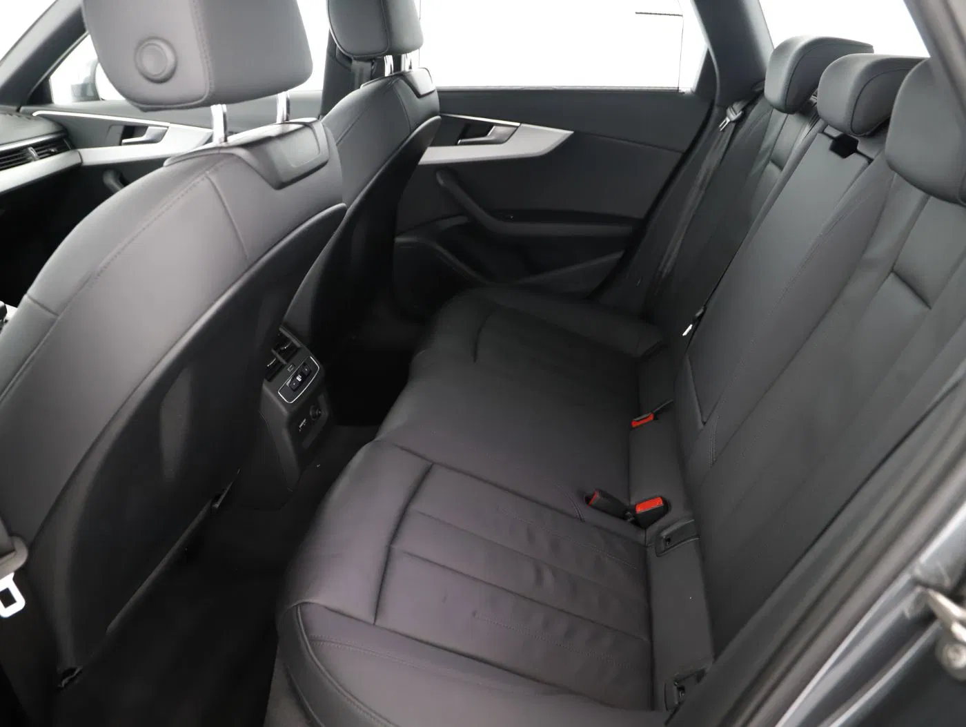 Audi A4 Avant 40 2.0 TDI quattro S-Line | Bild 22 von 25