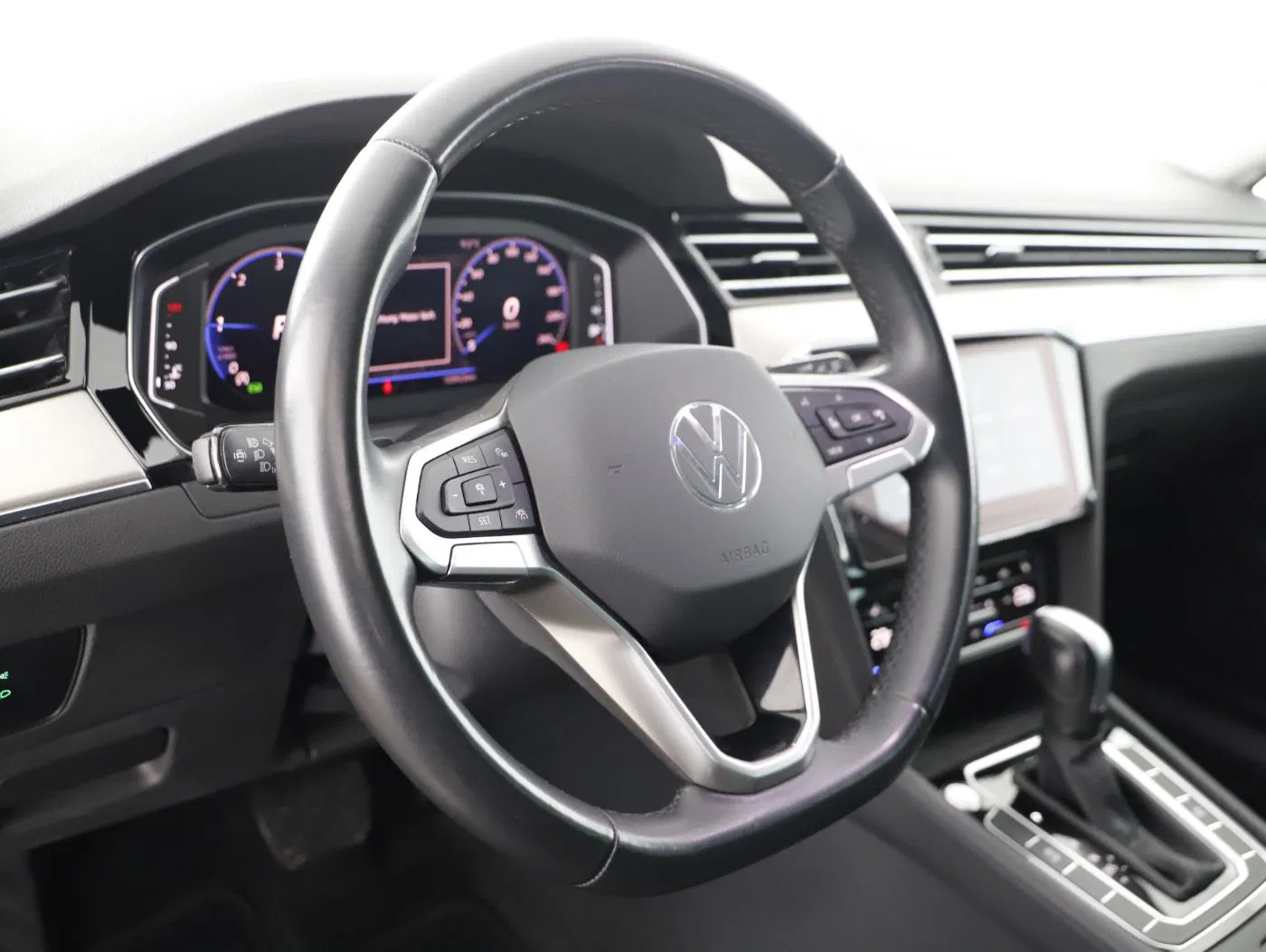 VW Passat Variant 2.0 TDI BMT Elegance | Bild 11 von 26