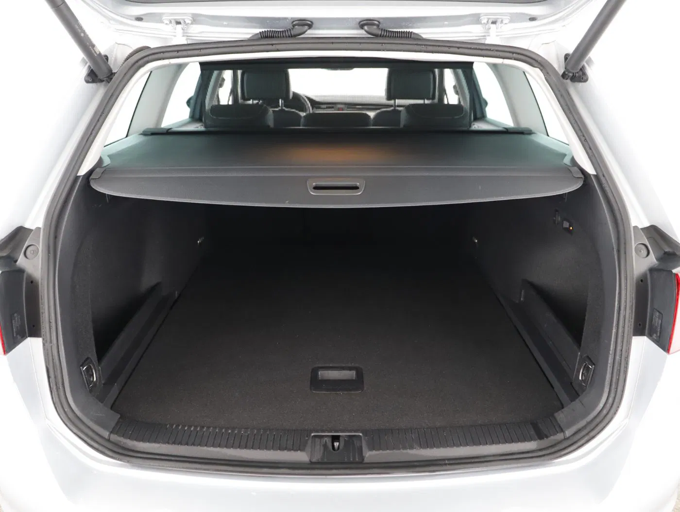VW Passat Variant 2.0 TDI BMT Elegance | Bild 23 von 26