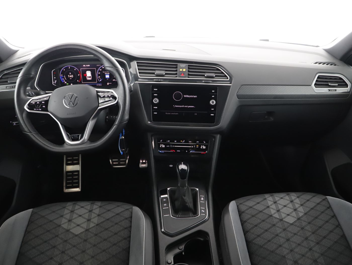 VW Tiguan 2.0 TDI R-Line | Bild 13 von 24