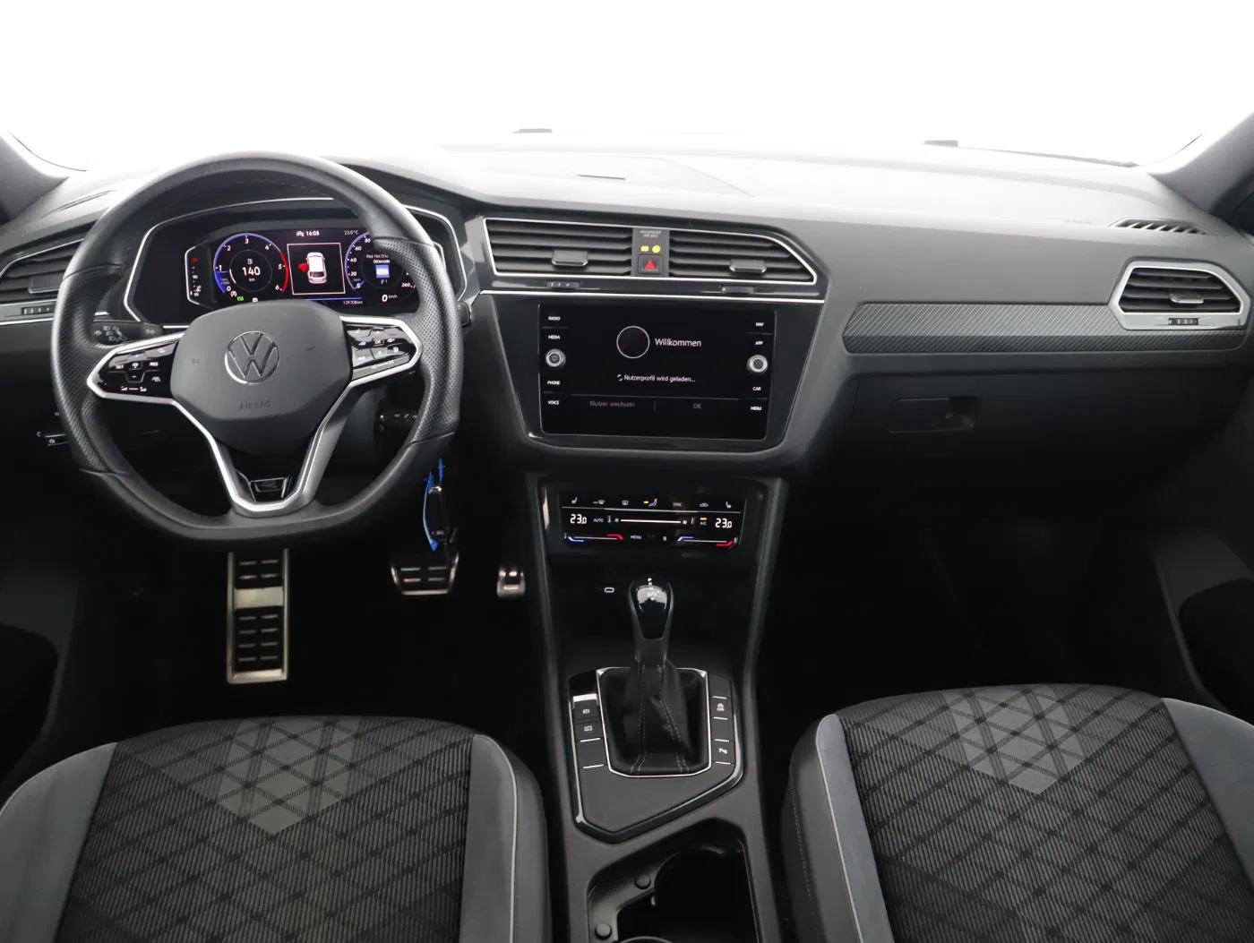 VW Tiguan 2.0 TDI R-Line | Bild 13 von 24