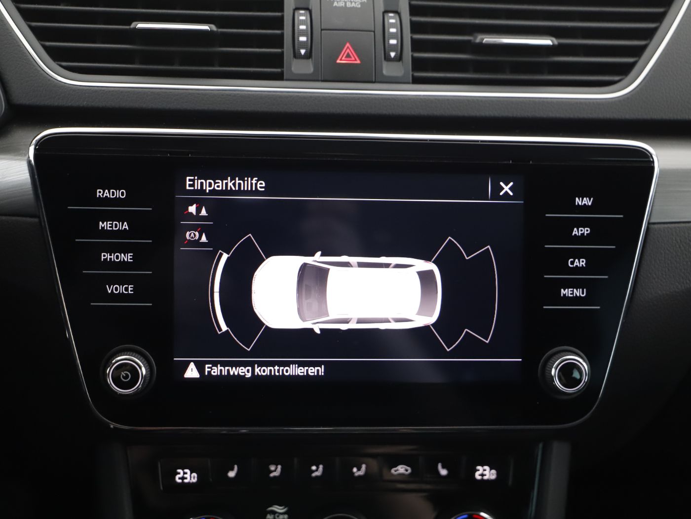Skoda Superb Combi 2.0 TDI Style | Bild 19 von 27