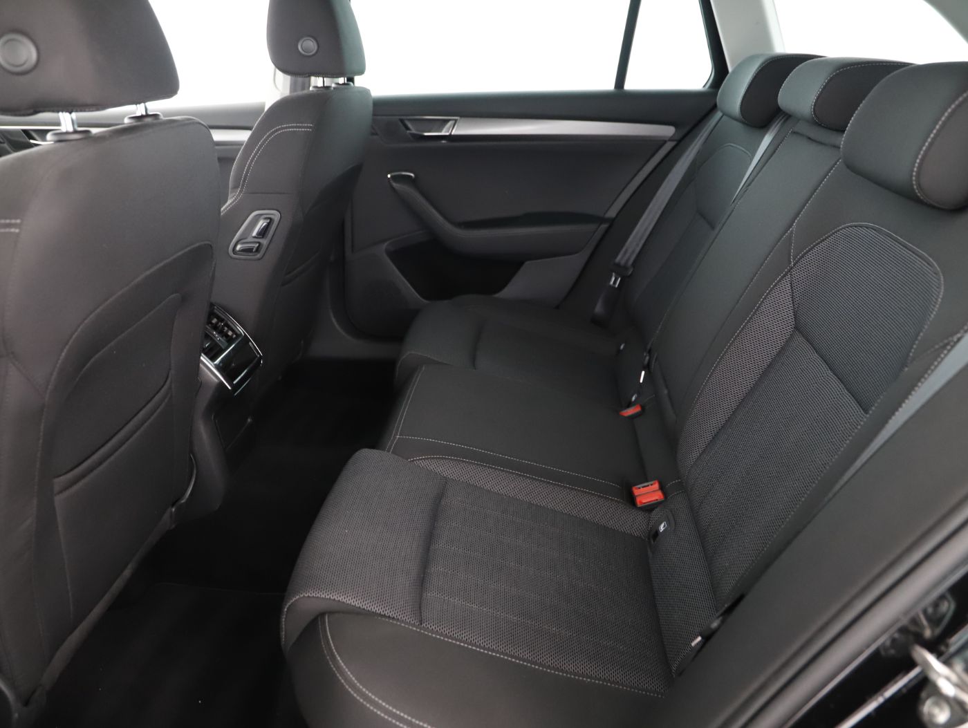 Skoda Superb Combi 2.0 TDI Style | Bild 22 von 27
