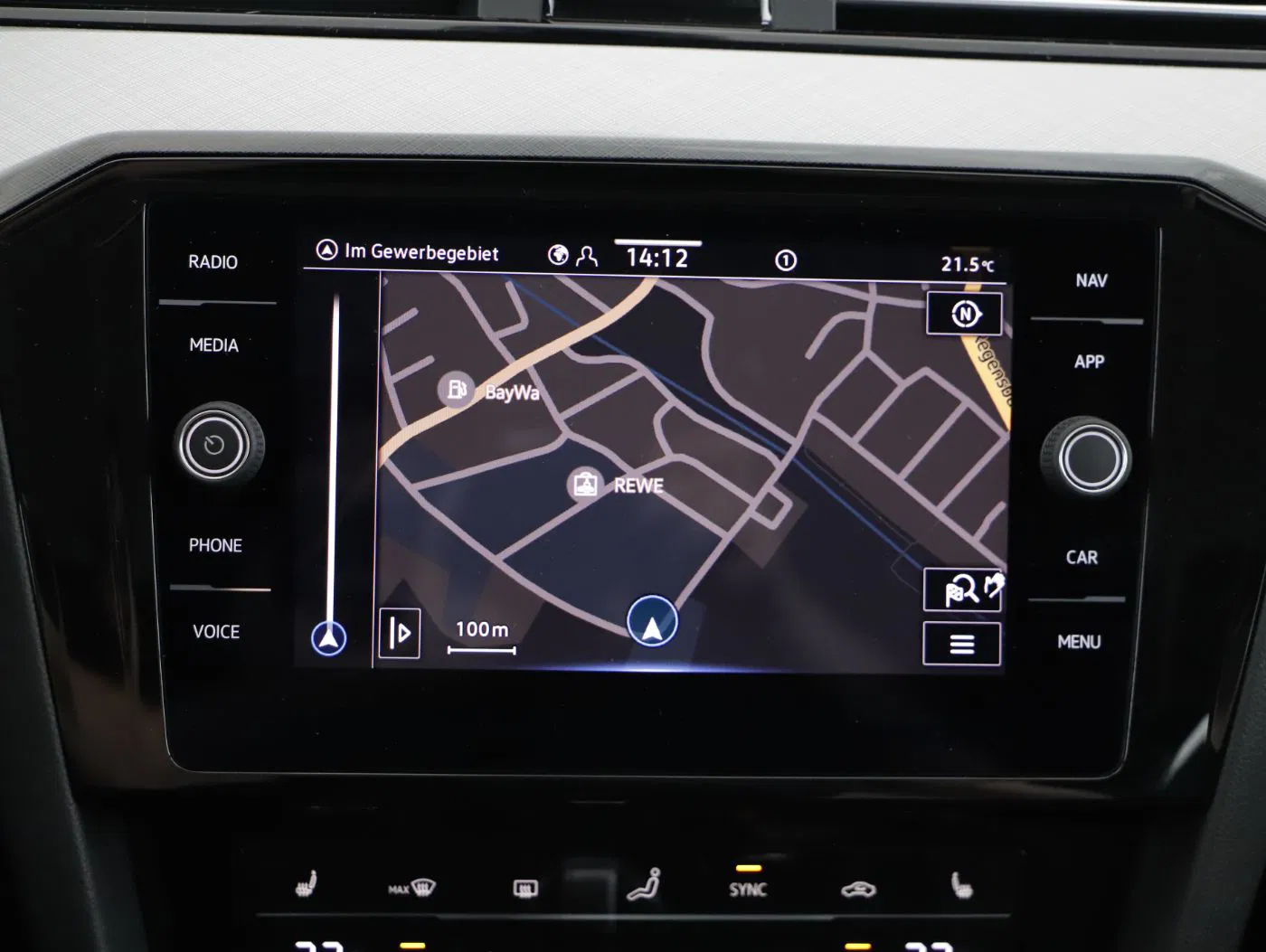 VW Passat Variant 2.0 TDI BMT Business | Bild 17 von 23