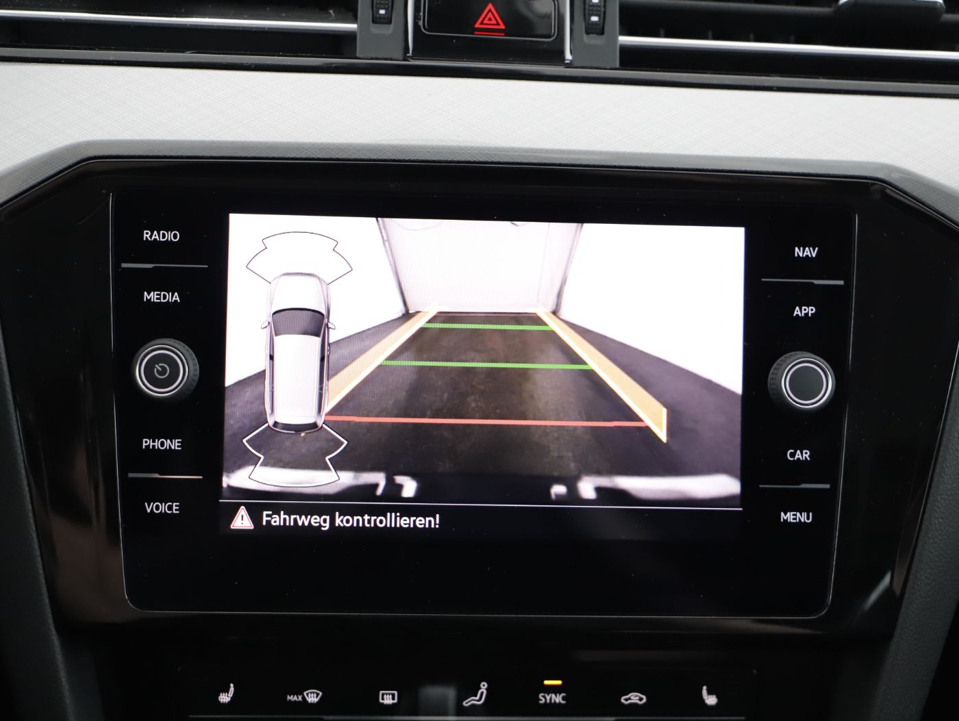 VW Passat Variant 2.0 TDI BMT Business | Bild 18 von 23