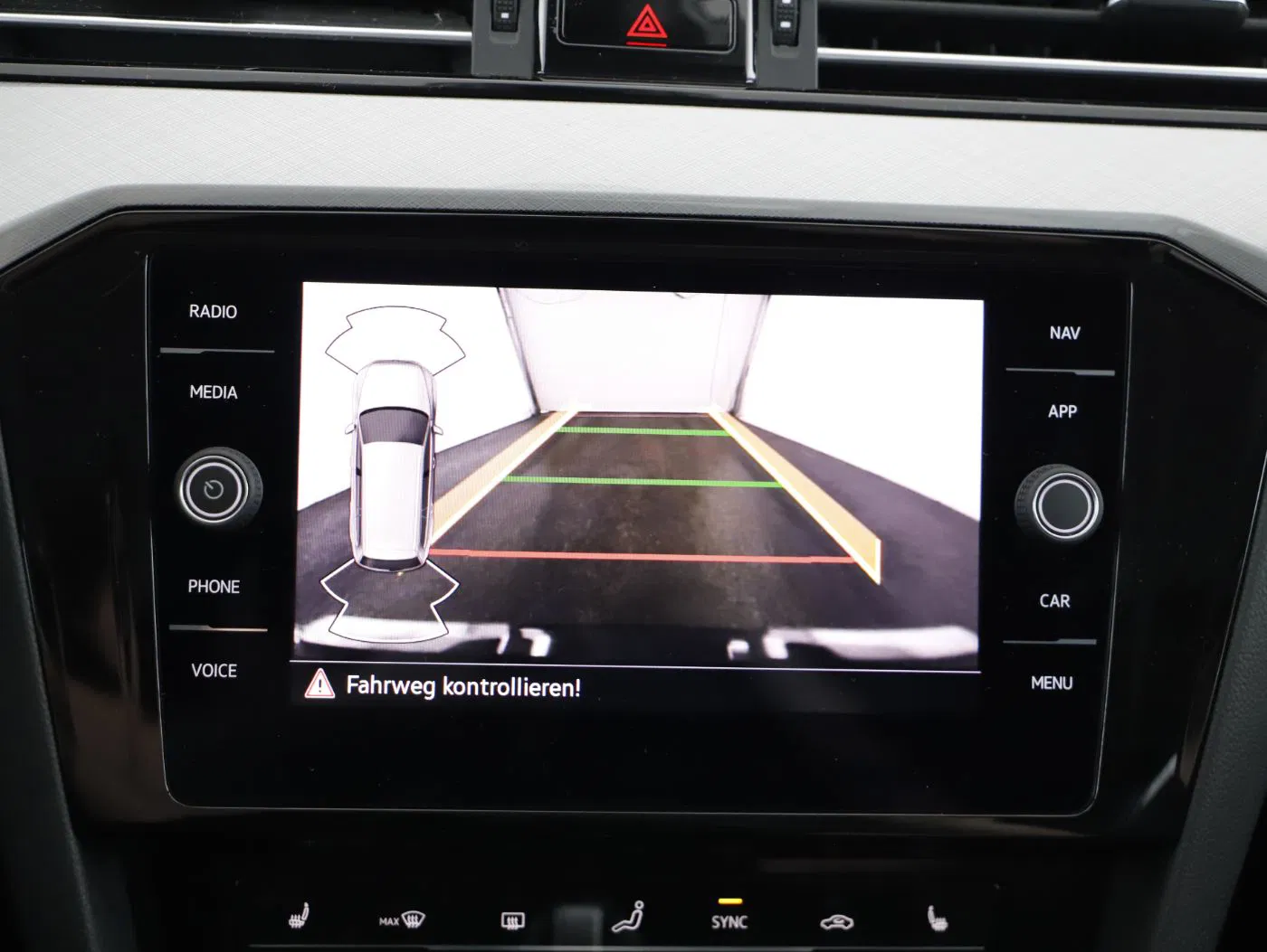 VW Passat Variant 2.0 TDI BMT Business | Bild 18 von 23