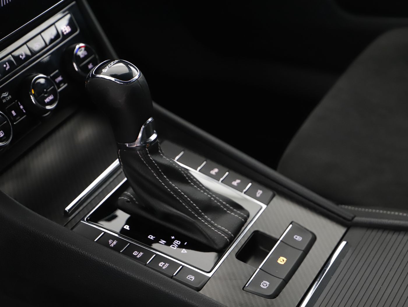 Skoda Superb Combi 1.4TSI iV Sportline | Bild 11 von 25