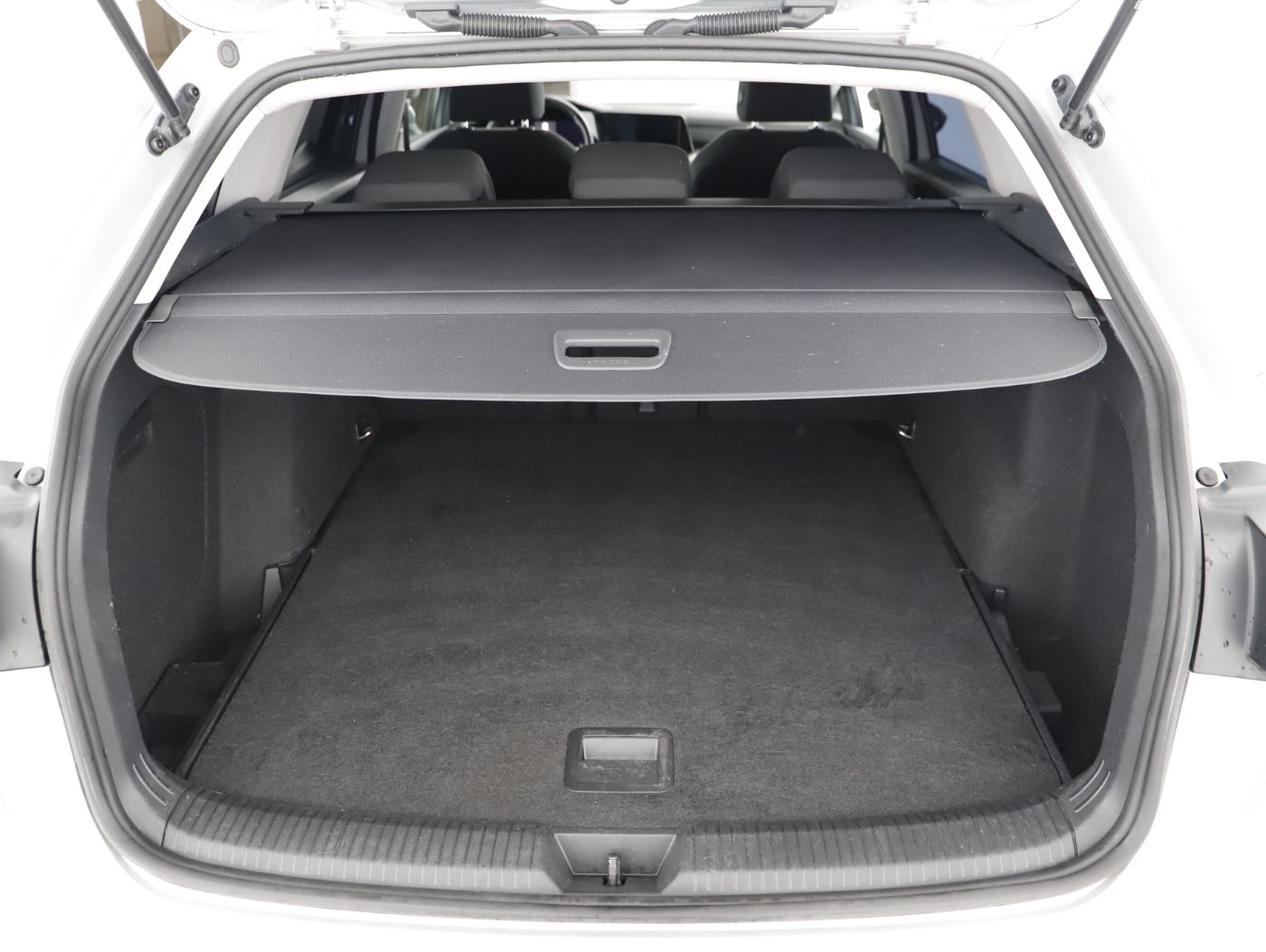 VW Golf VIII Variant 2.0 TDI Life | Bild 22 von 23