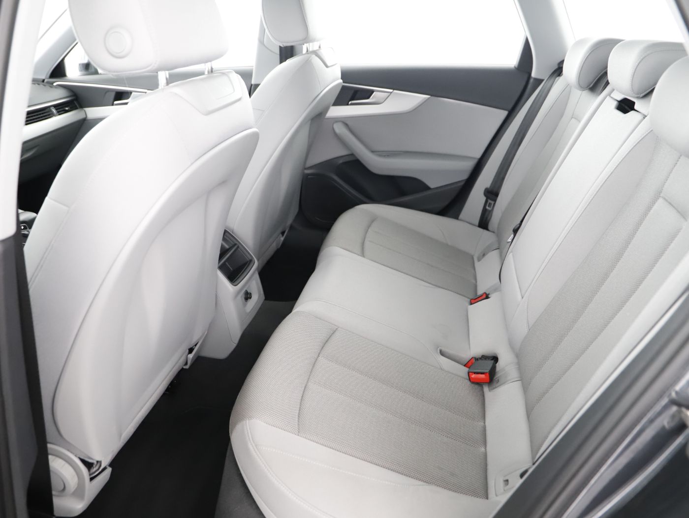 Audi A4 Avant 30 2.0 TDI advanced | Bild 11 von 28