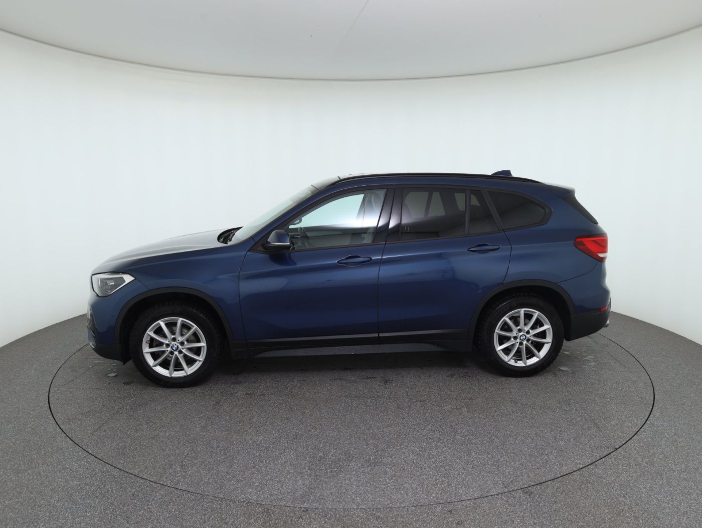 BMW X1 sDrive18i Adv. Aut. | Bild 9 von 28