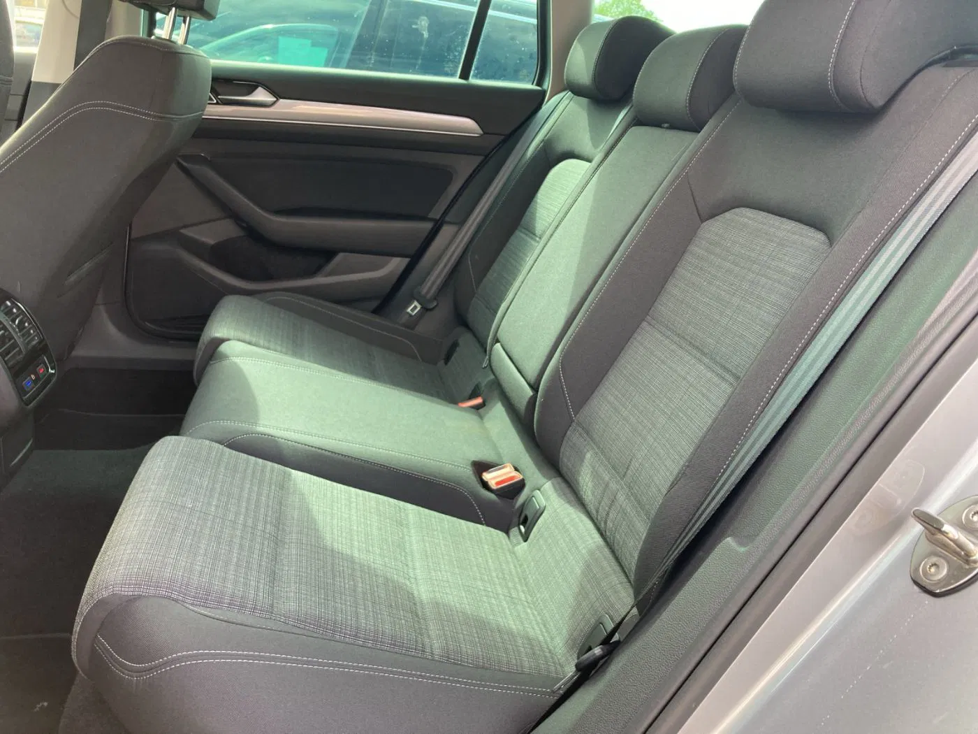 VW Passat Variant 1.6 TDI Bus. DSG | Bild 17 von 19