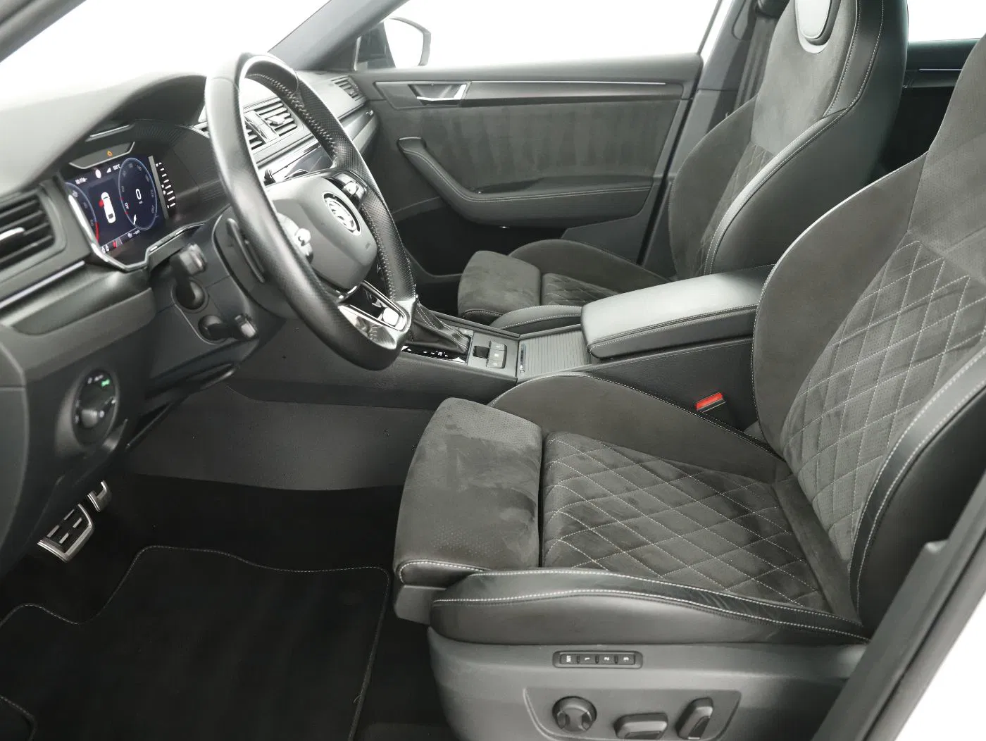 Skoda Superb Combi 1.4 TSI iV Sportline | Bild 9 von 24