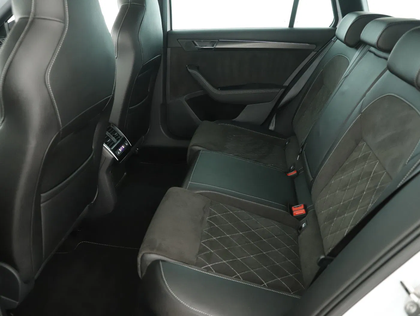 Skoda Superb Combi 1.4 TSI iV Sportline | Bild 20 von 24