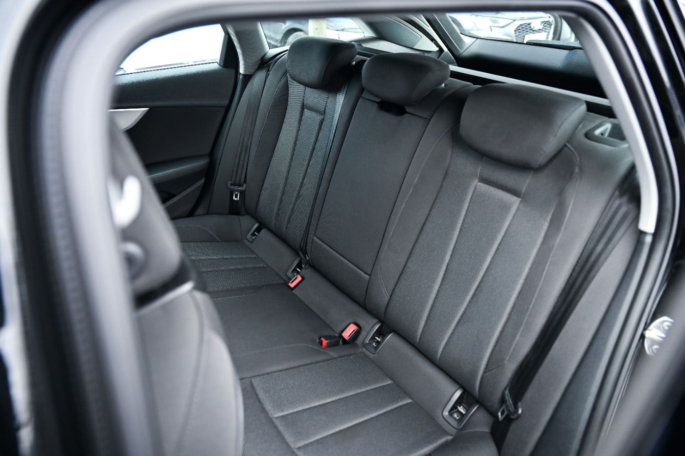 Audi A4 Avant 35 TDI Aut. | Bild 17 von 19