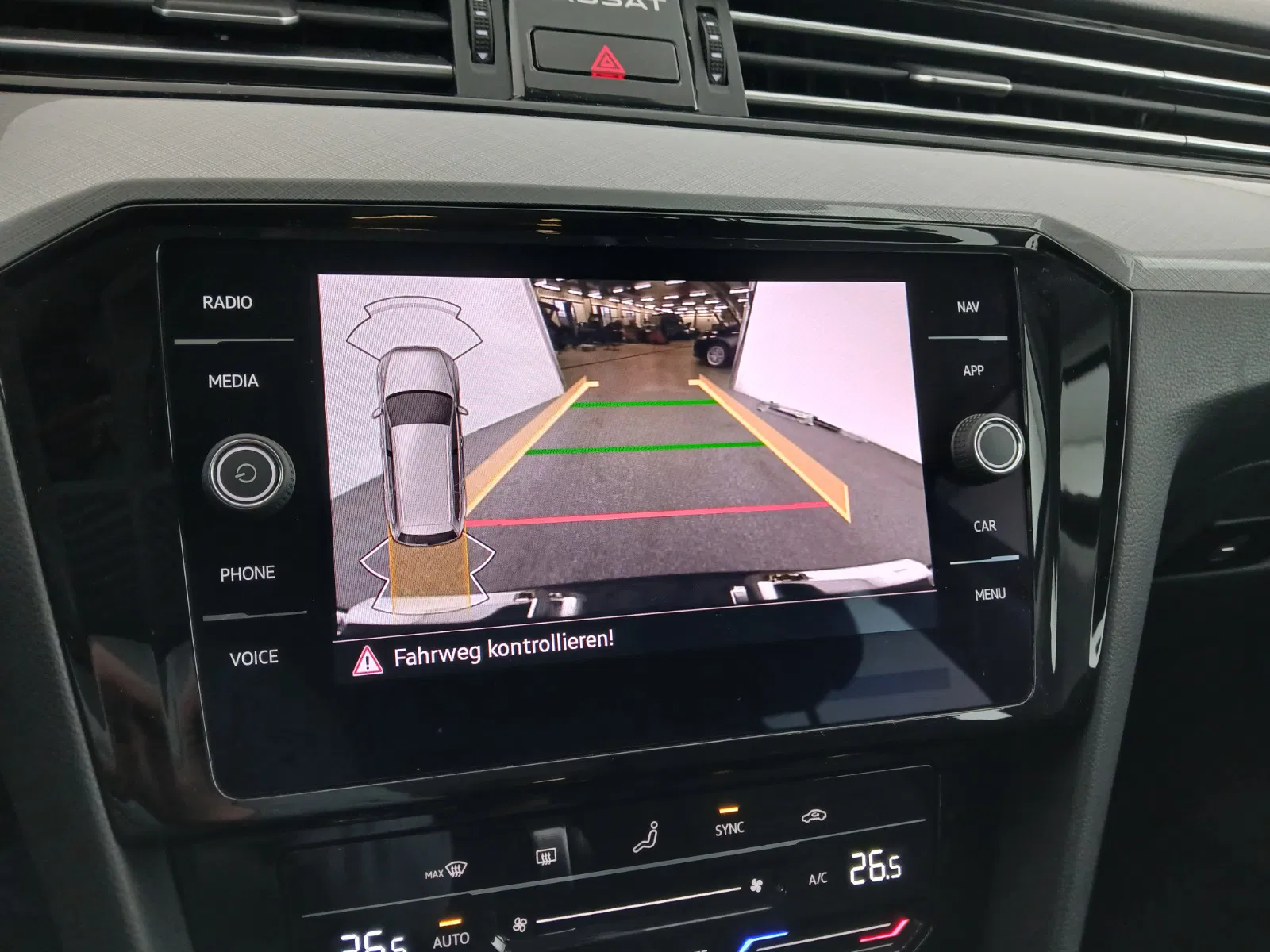 VW Passat Variant 2.0 TDI BMT Business | Bild 24 von 28