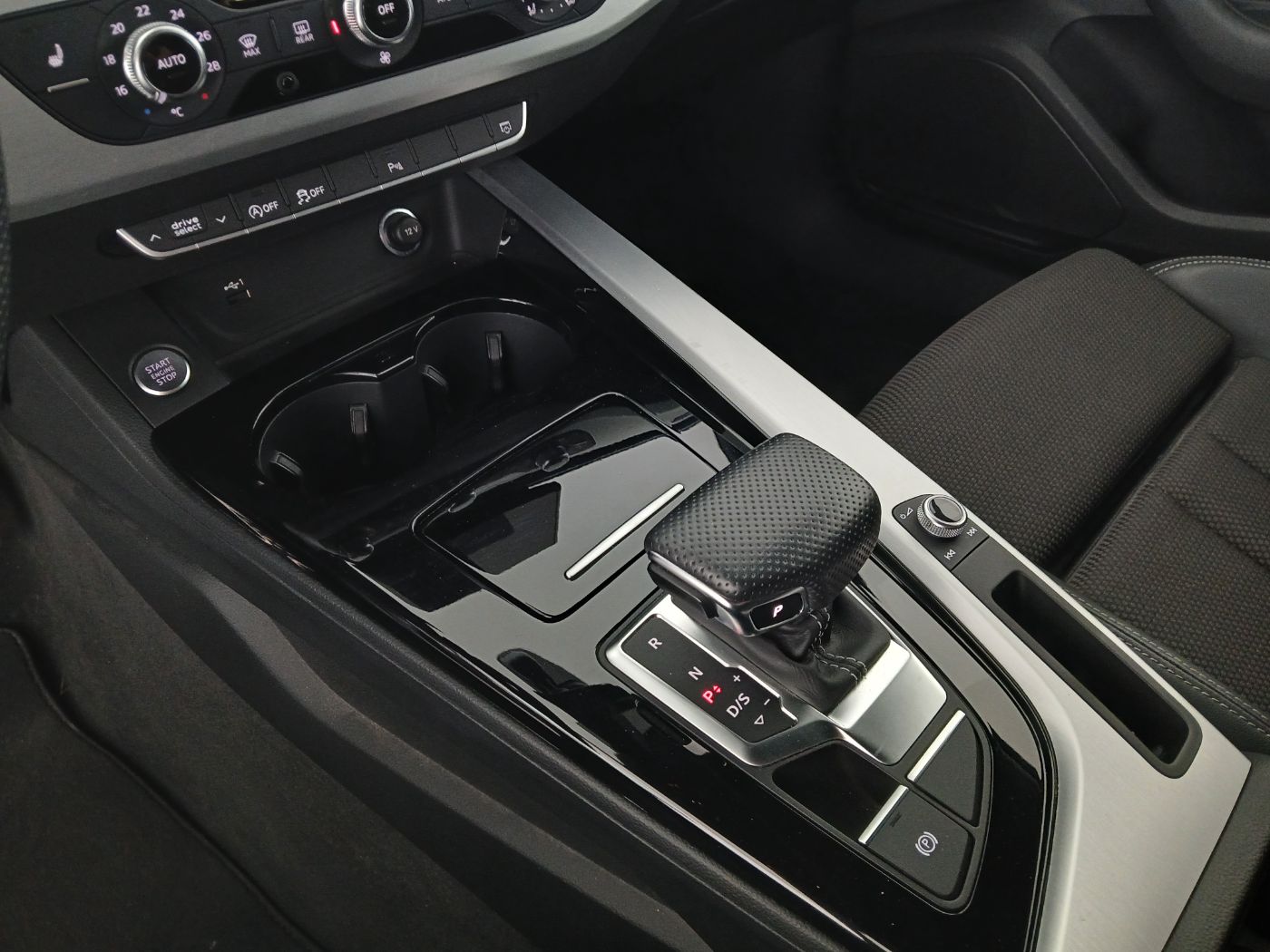 Audi A4 Avant 40 TDI quattro S-Line S-tronic | Bild 24 von 28