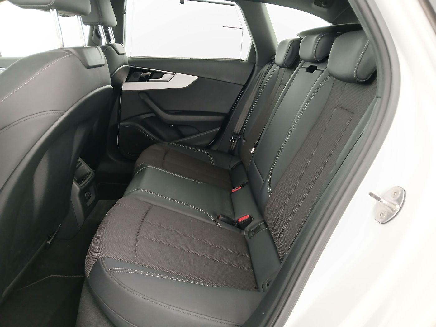 Audi A4 Avant 40 TDI quattro S-Line S-tronic | Bild 26 von 28