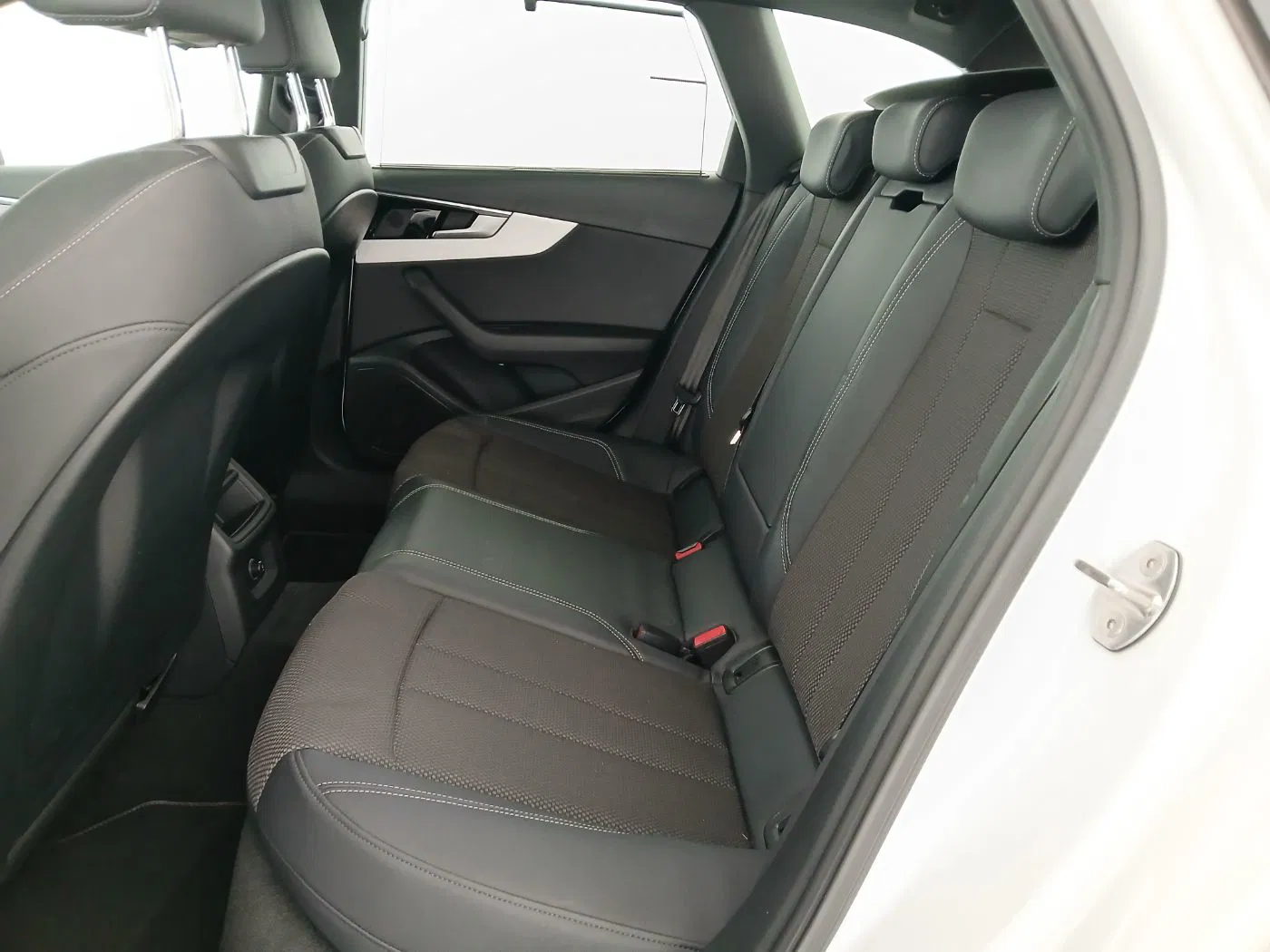 Audi A4 Avant 40 TDI quattro S-Line S-tronic | Bild 26 von 28