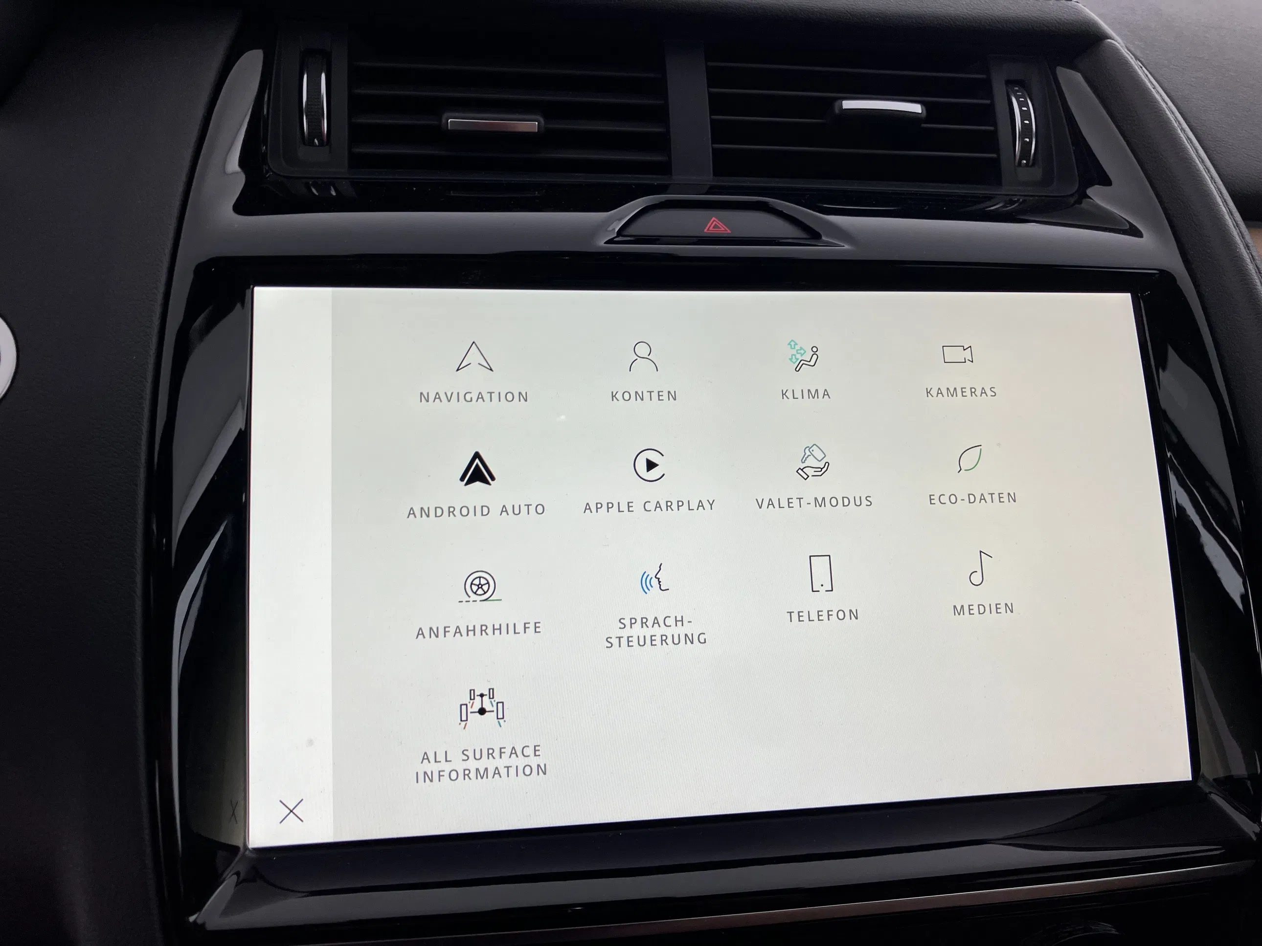 Jaguar E-Pace 2.0DI4 D180 17" Aut. | Bild 10 von 27