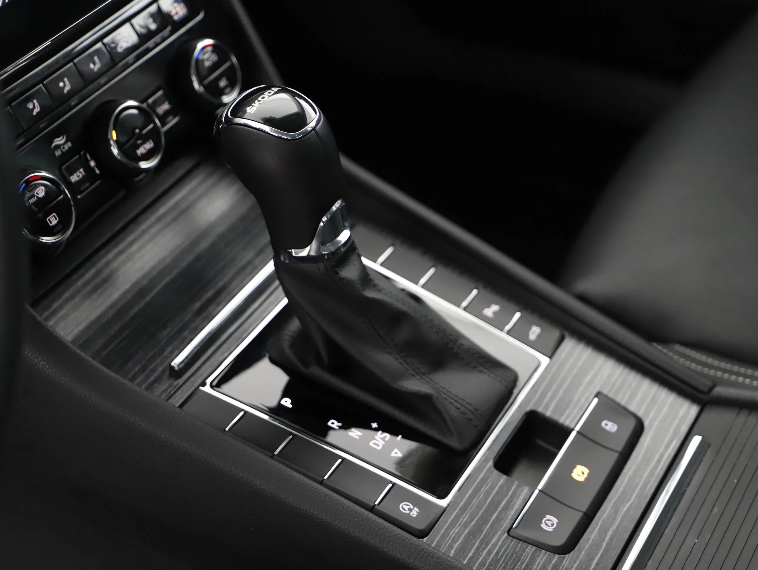 Skoda Superb 2.0 TDI Style DSG | Bild 5 von 23