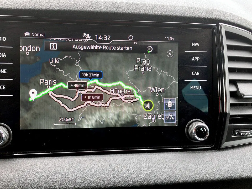 Skoda Karoq 2.0 TDI Sportline DSG | Bild 14 von 18