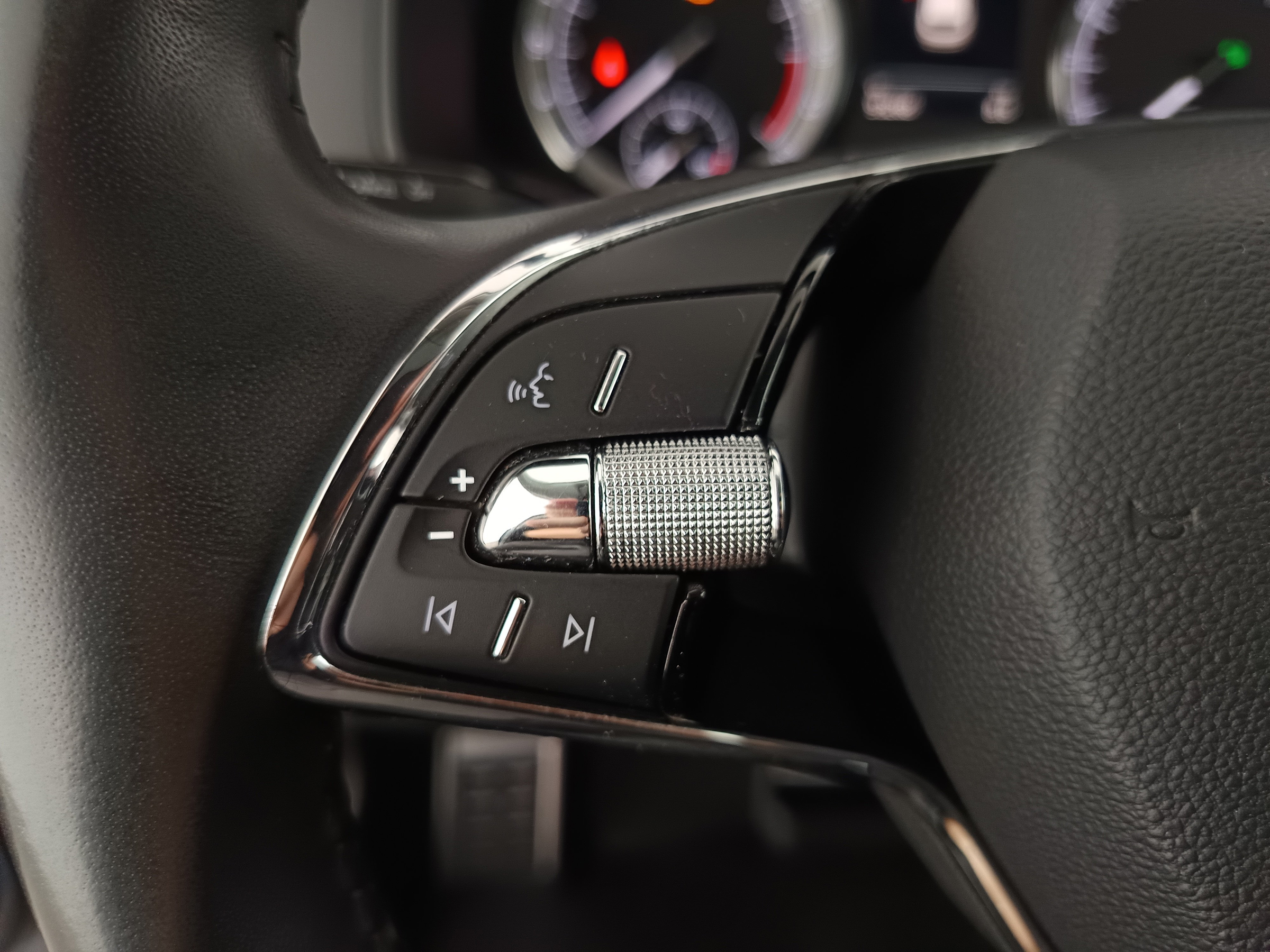 Skoda Karoq 2.0 TDI Ambition SC | Bild 16 von 30