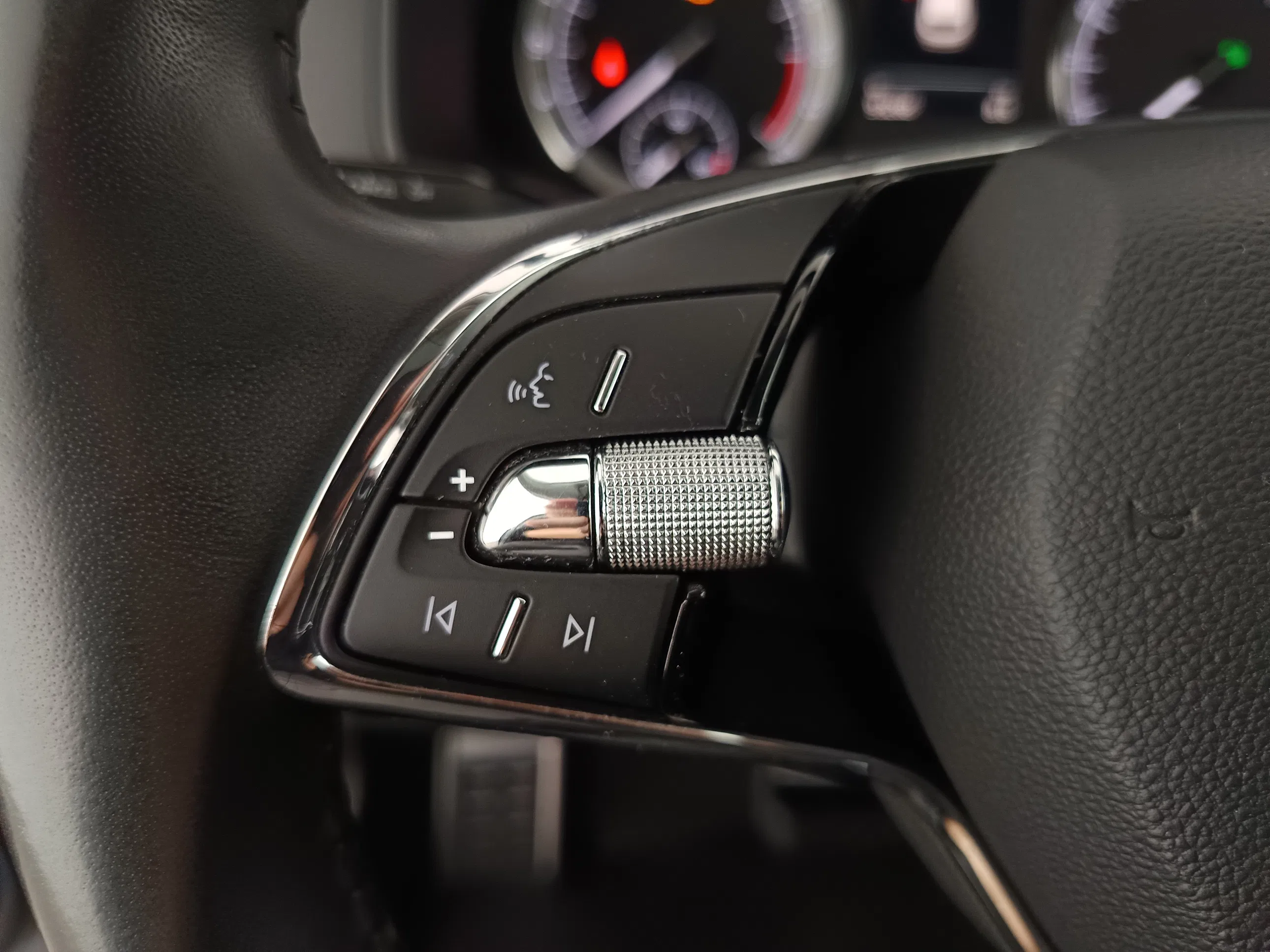 Skoda Karoq 2.0 TDI Ambition SC | Bild 16 von 30