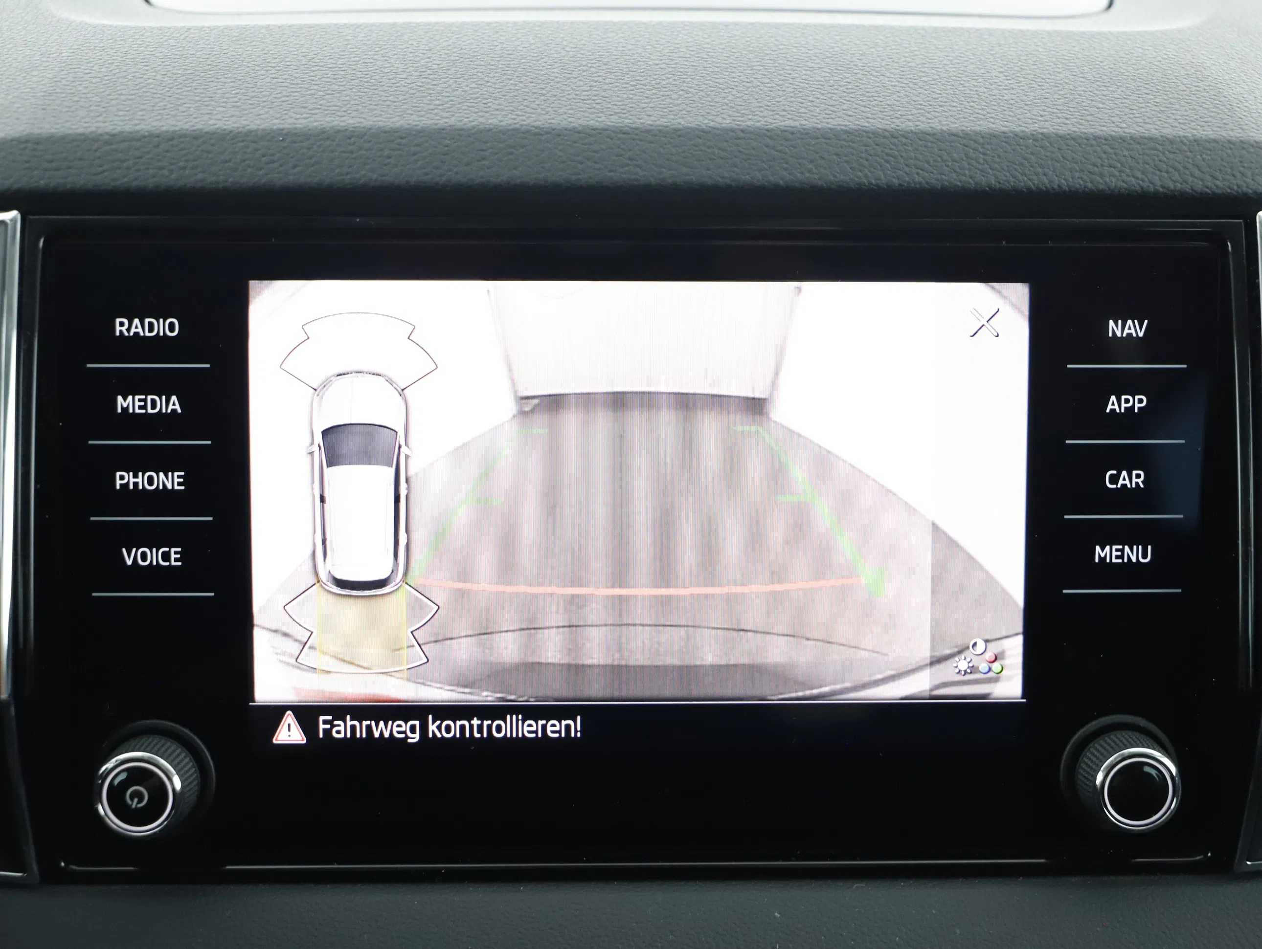 Skoda Karoq 2.0 TDI Ambition | Bild 25 von 28