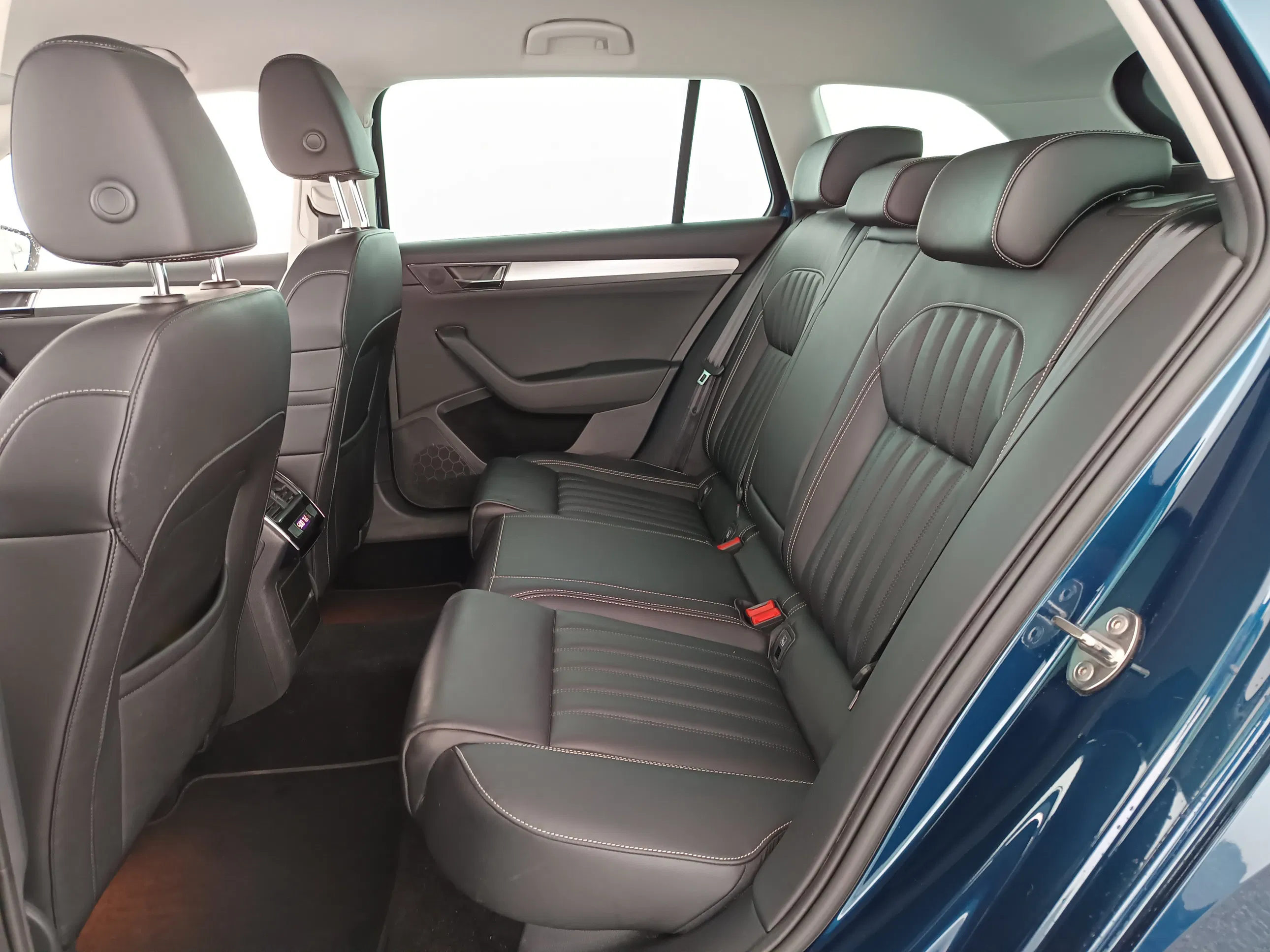 Skoda Superb Combi 1.6 TDI Ambition | Bild 29 von 30