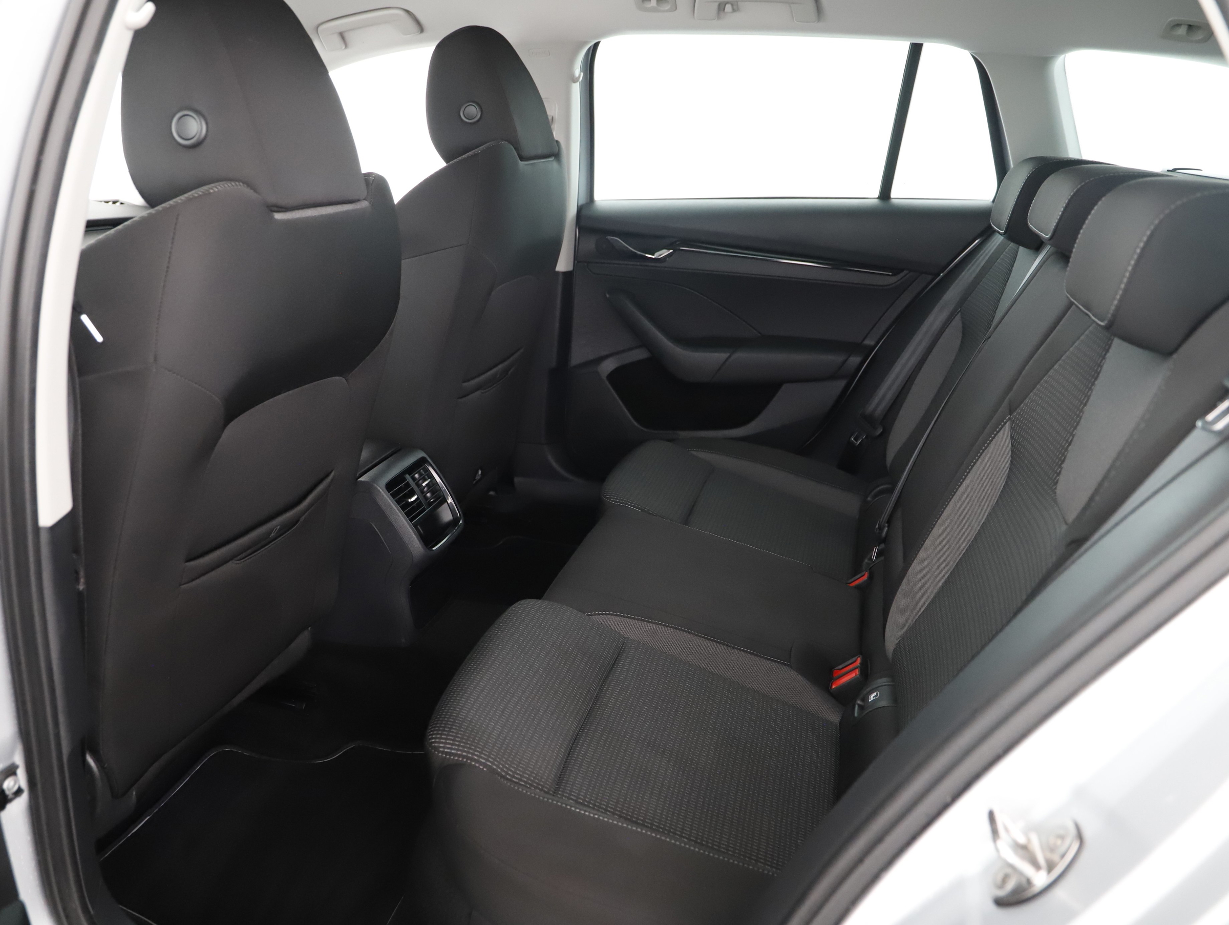 Skoda Octavia Combi 2.0 TDI Business | Bild 24 von 30