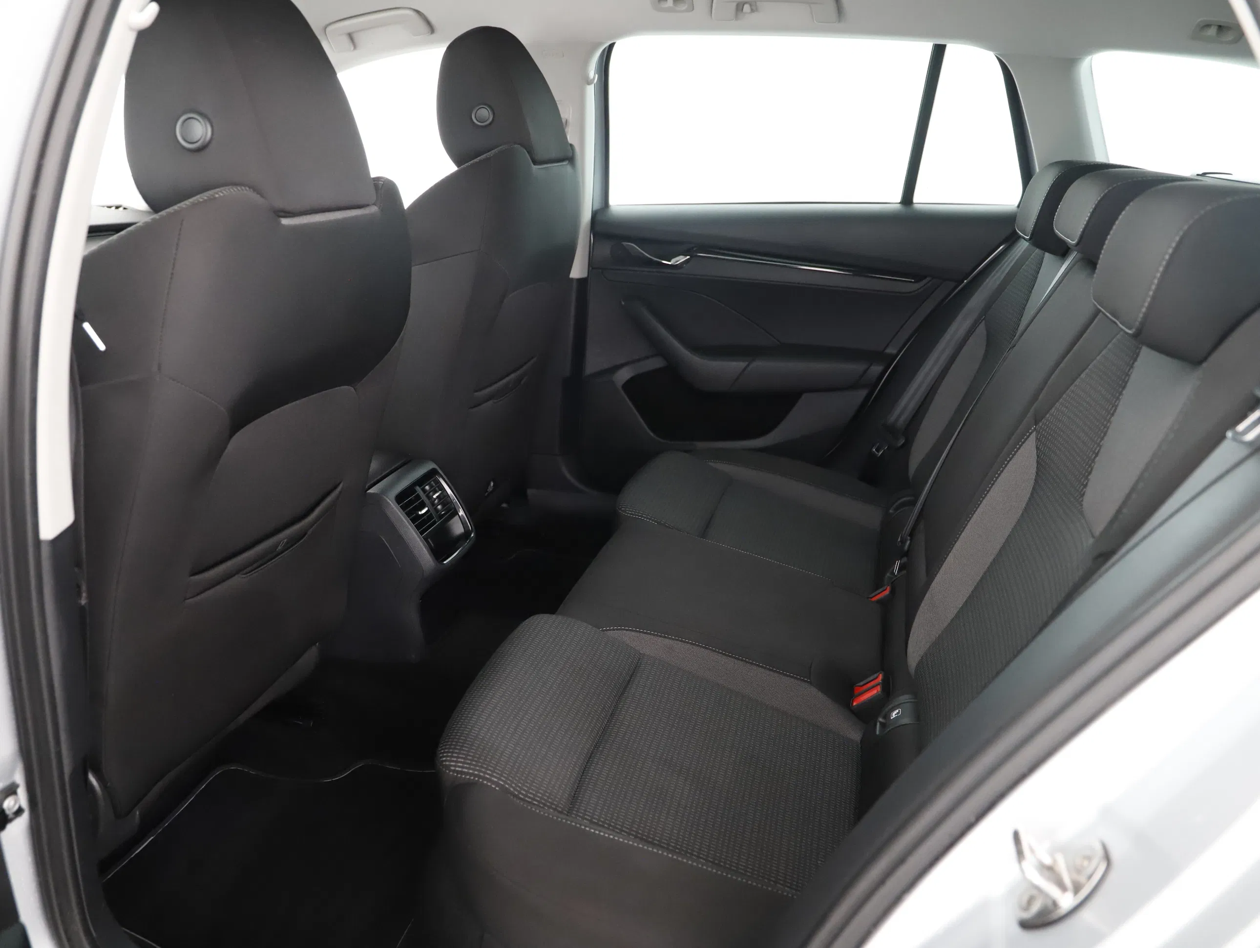 Skoda Octavia Combi 2.0 TDI Business | Bild 24 von 30