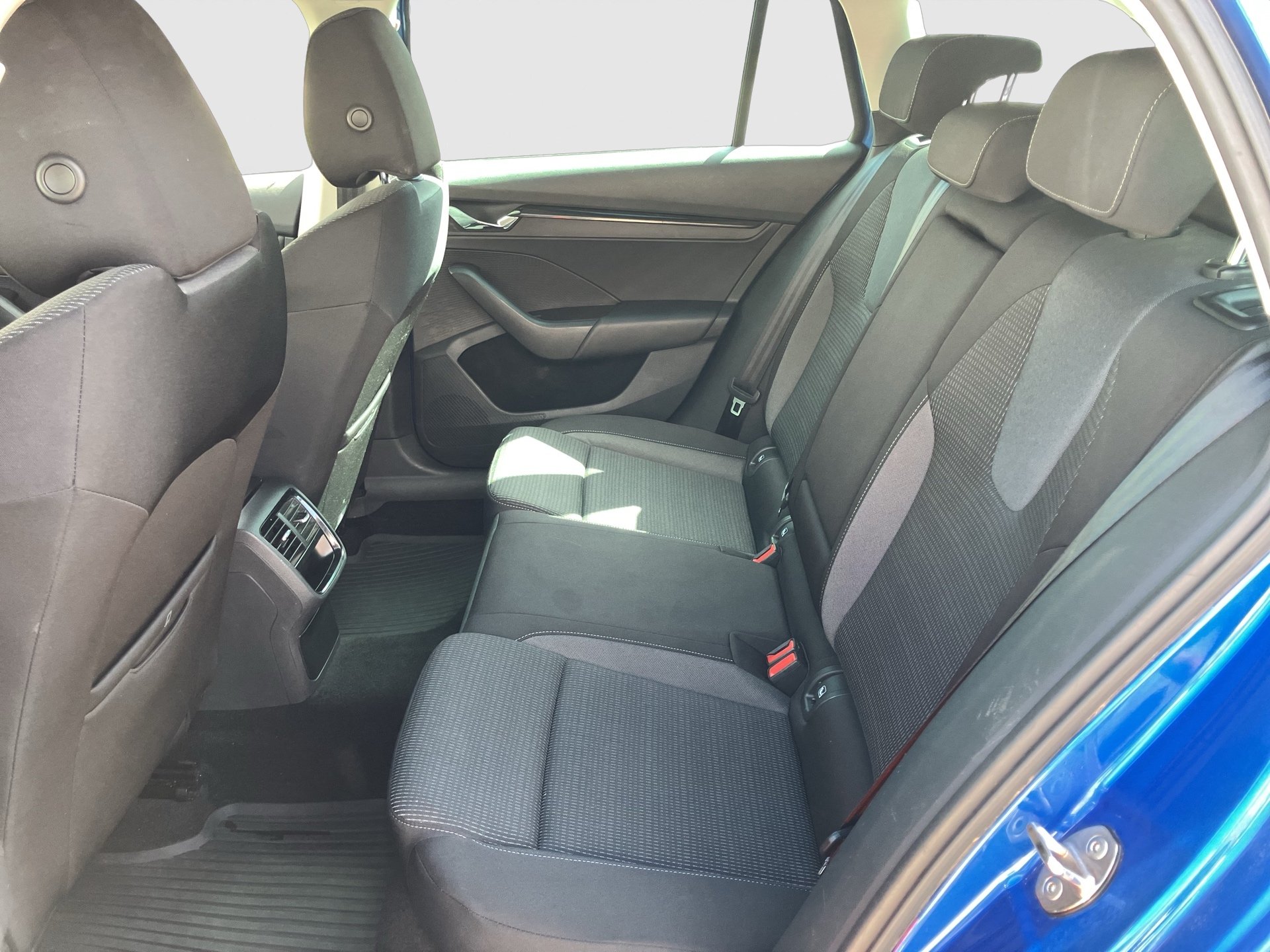 Skoda Octavia Combi 2.0 TDI Business | Bild 20 von 25