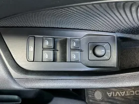 Skoda Octavia Combi 2.0 TDI Business | Thumbnail 8 von 25