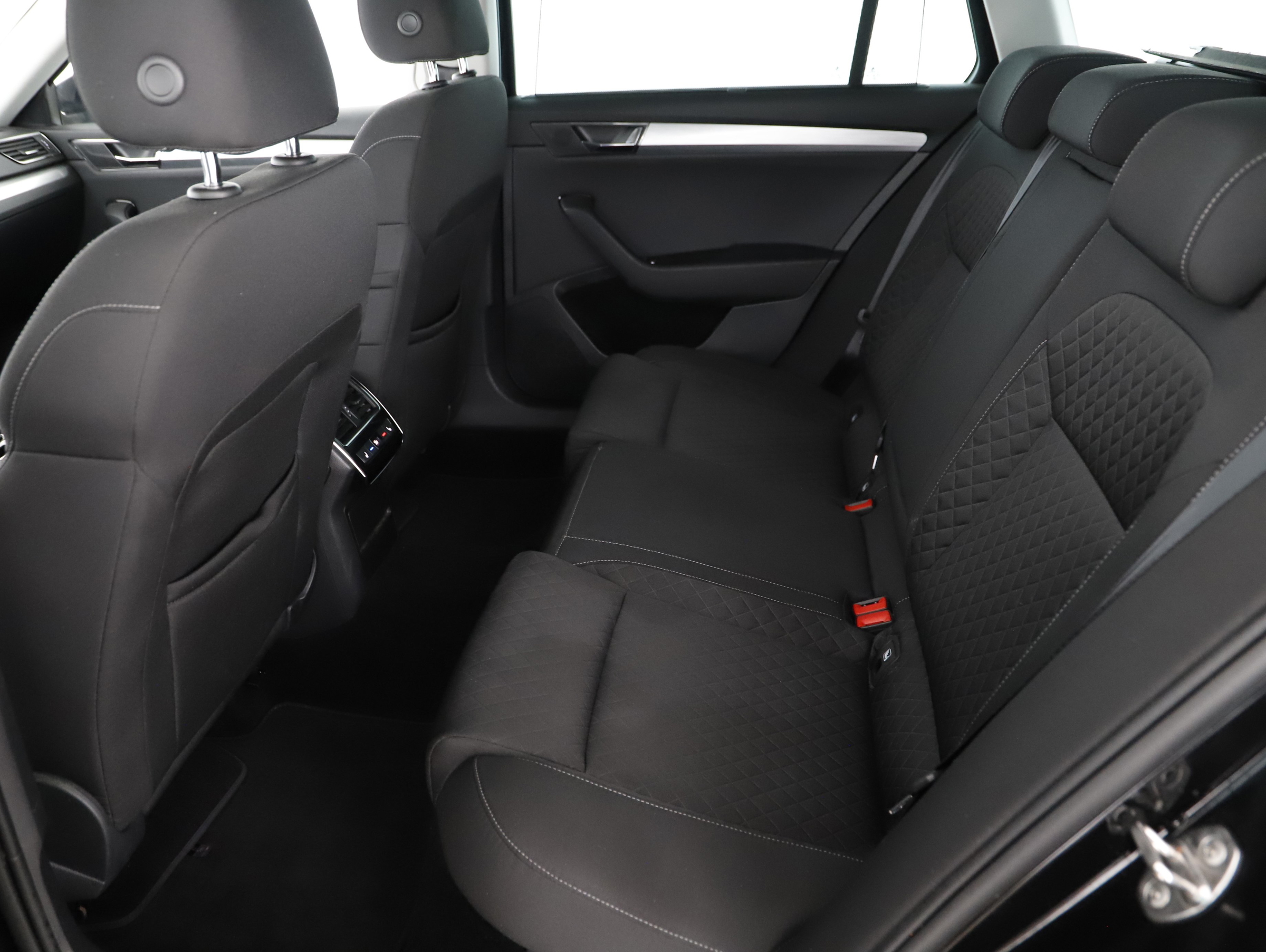 Skoda Superb Combi 2.0 TDI Ambition | Bild 5 von 24