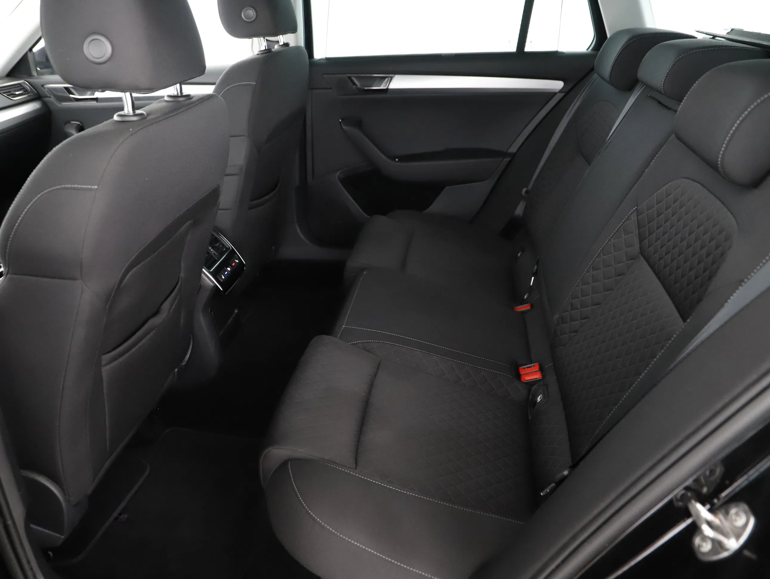 Skoda Superb Combi 2.0 TDI Ambition | Bild 5 von 24