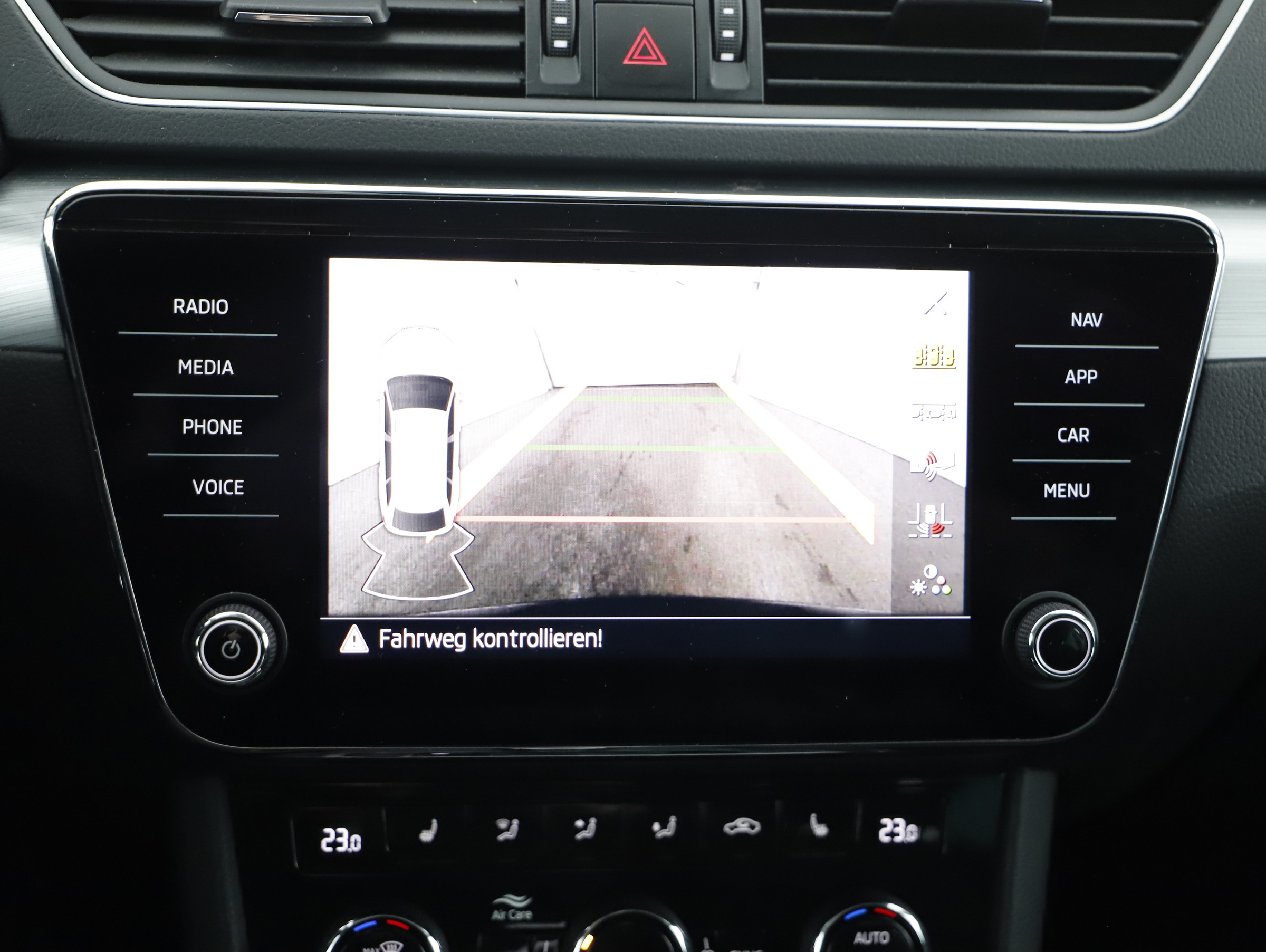 Skoda Superb Combi 2.0 TDI Ambition | Bild 12 von 24