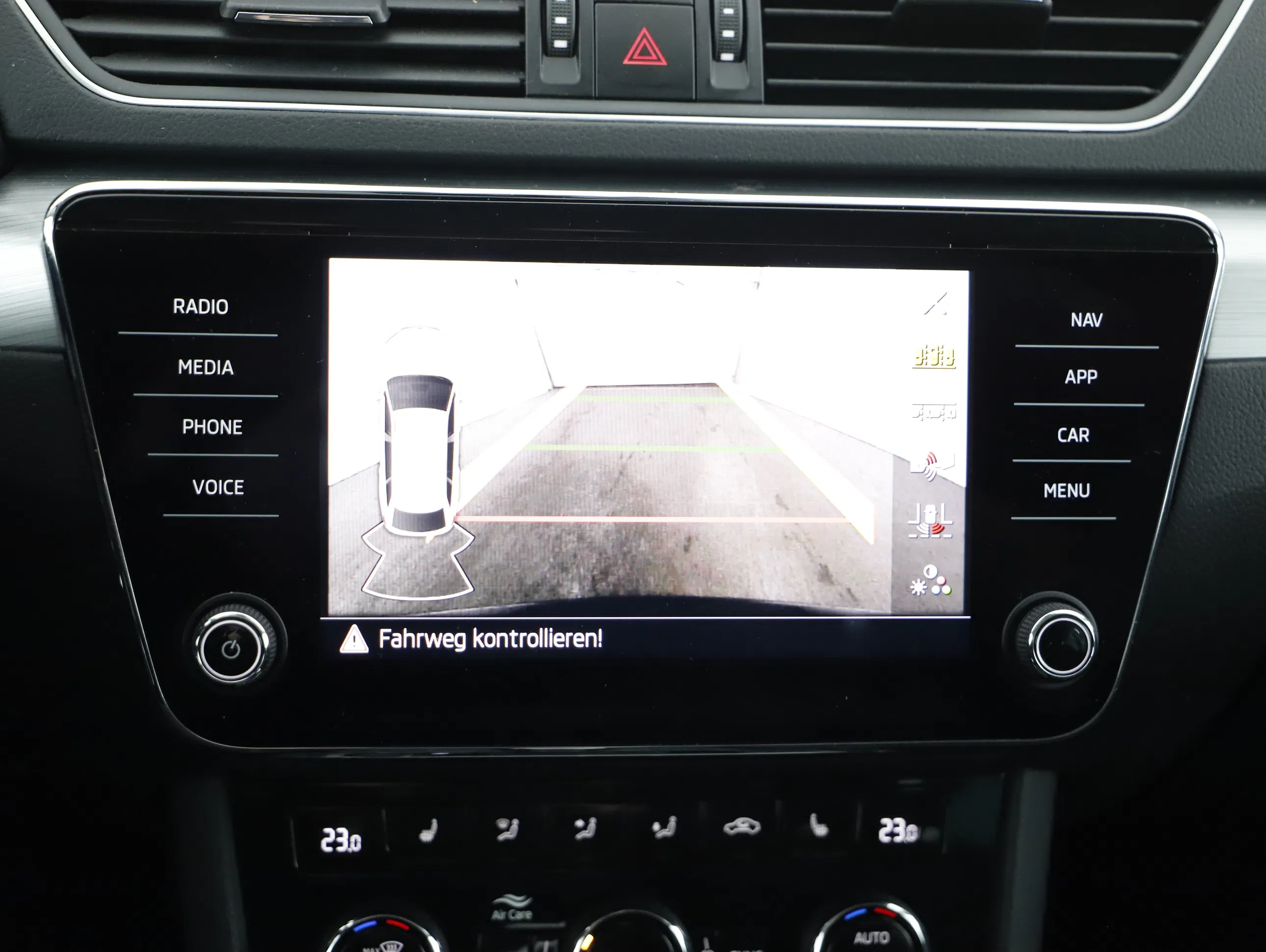 Skoda Superb Combi 2.0 TDI Ambition | Bild 12 von 24