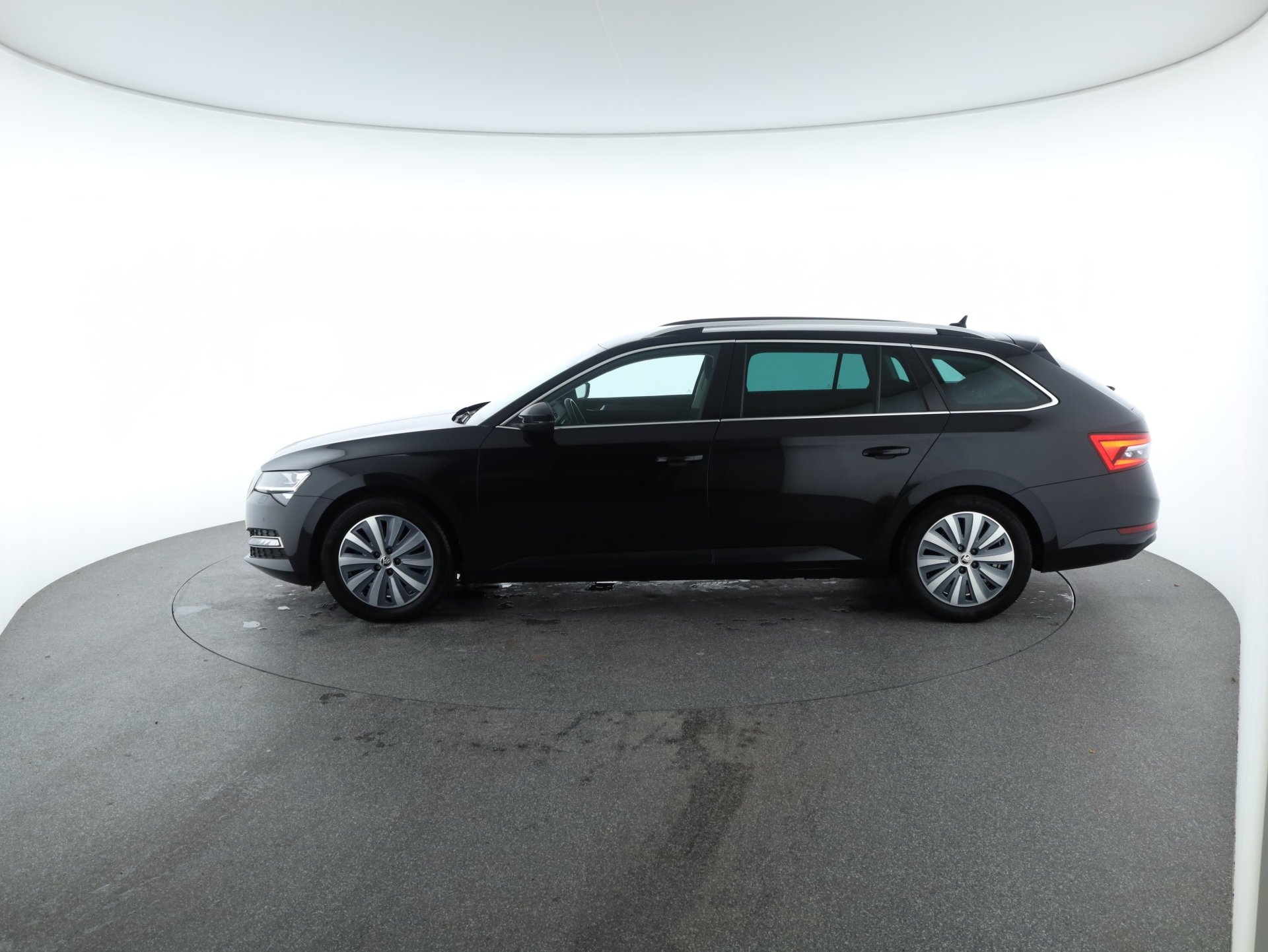 Skoda Superb Combi 2.0 TDI Style | Bild 27 von 30