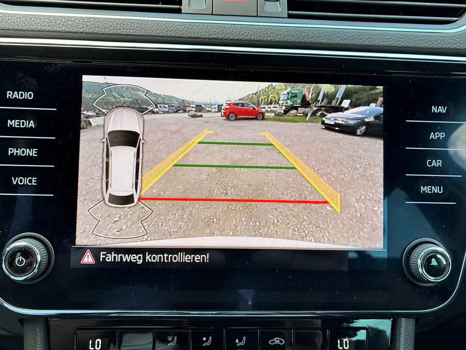 Skoda Superb Combi 2.0 TDI Ambition | Bild 18 von 24