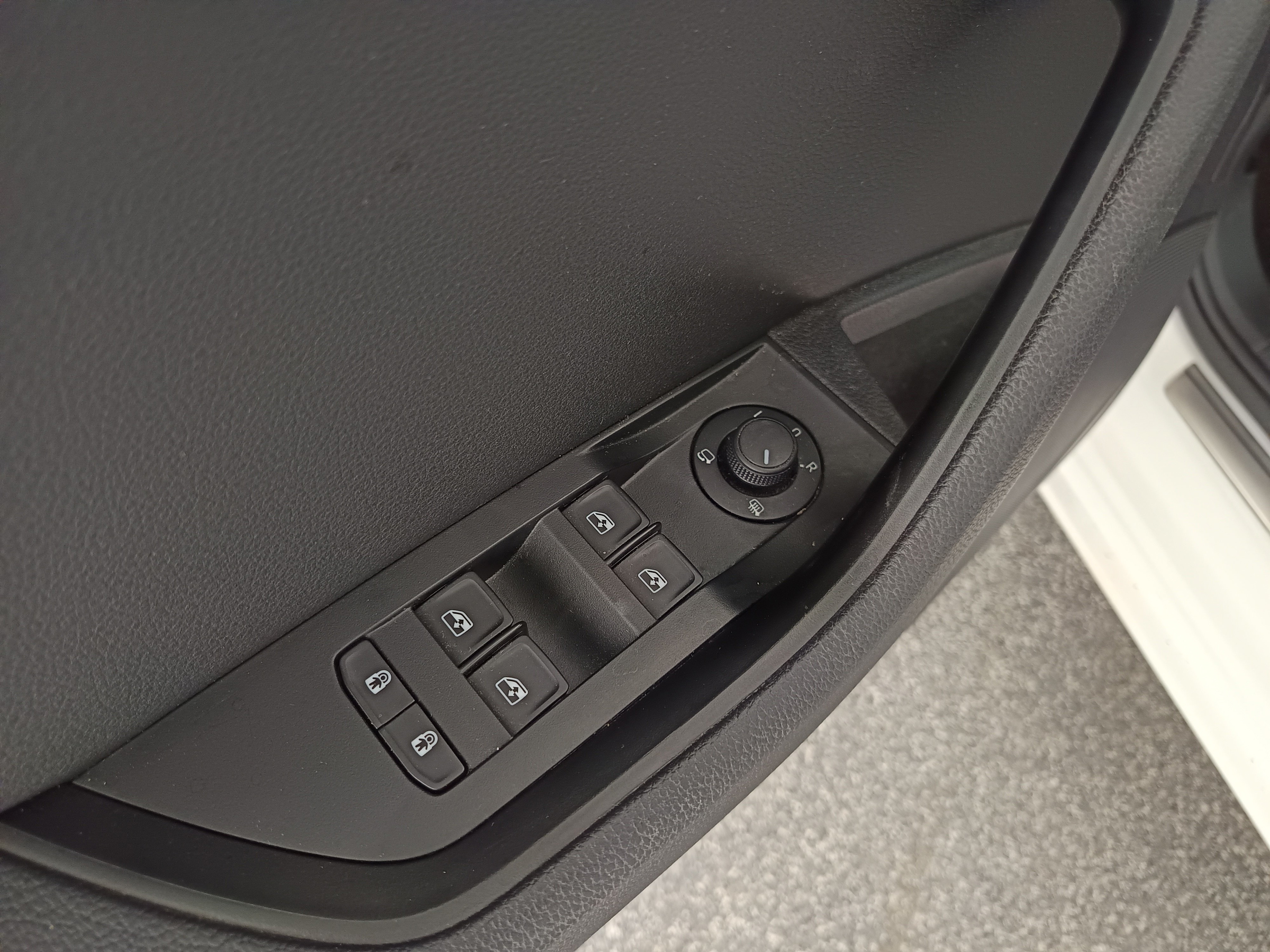 Skoda Superb Combi 2.0 TDI Ambition | Bild 11 von 30