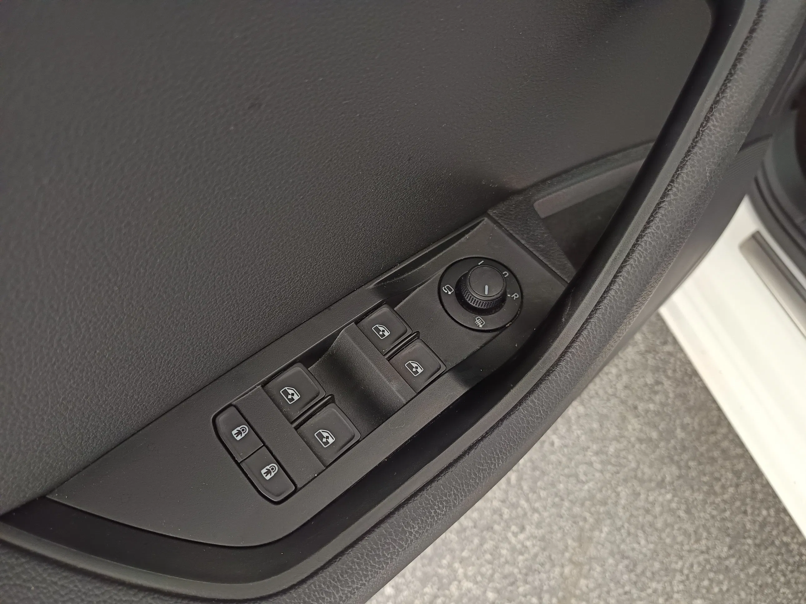 Skoda Superb Combi 2.0 TDI Ambition | Bild 12 von 31