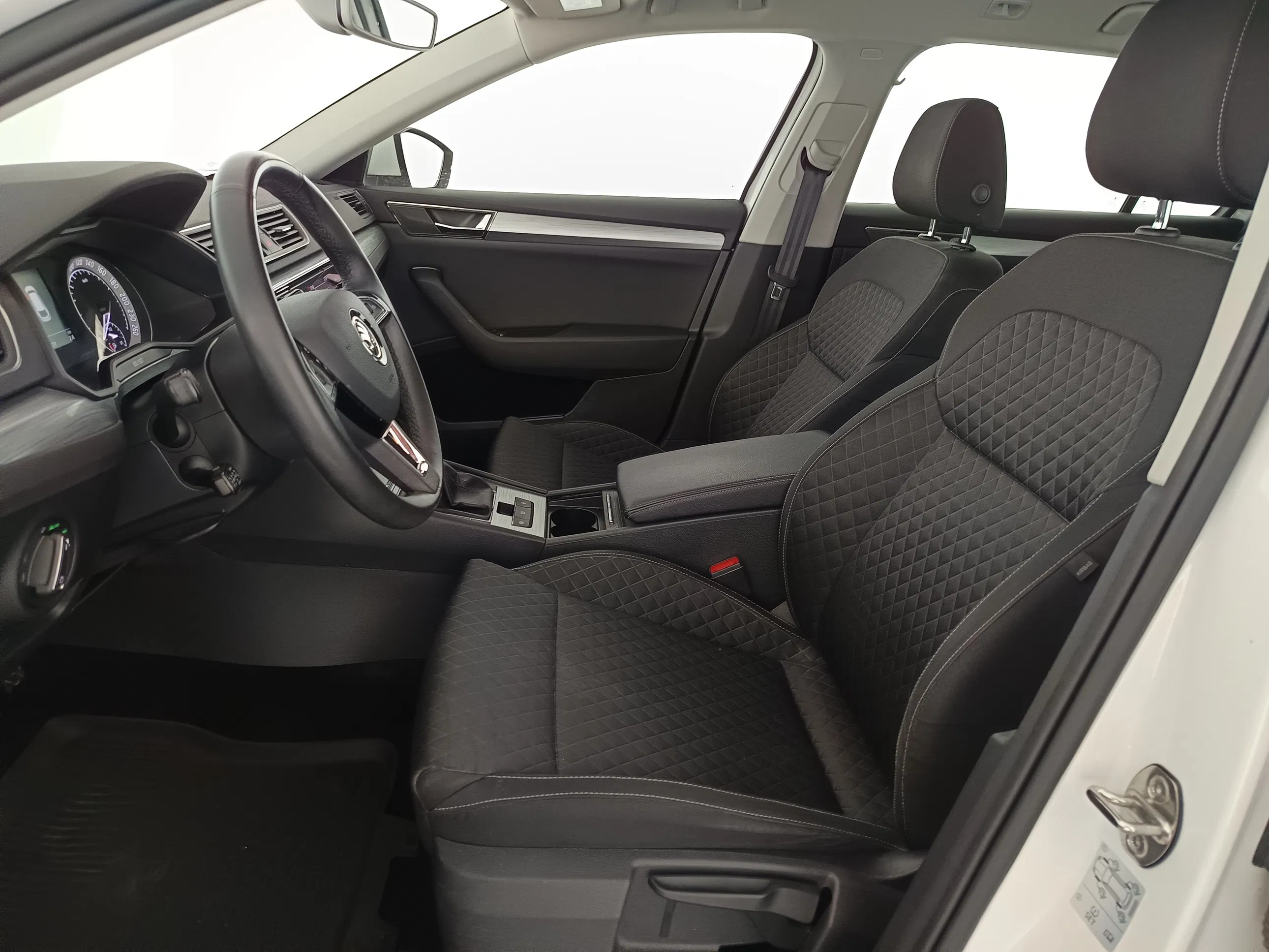 Skoda Superb Combi 2.0 TDI Ambition | Bild 14 von 31