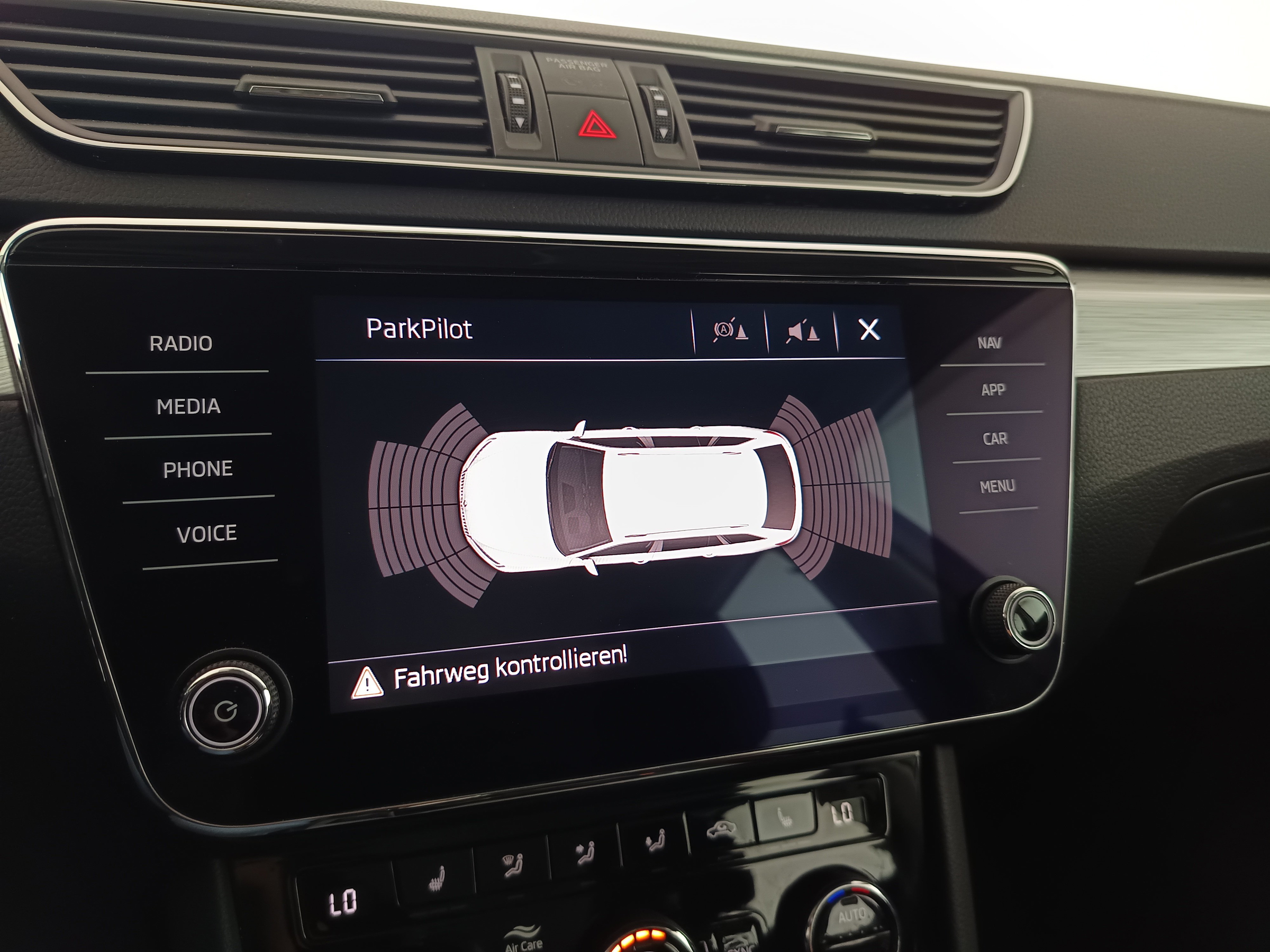 Skoda Superb Combi 2.0 TDI Ambition | Bild 26 von 30