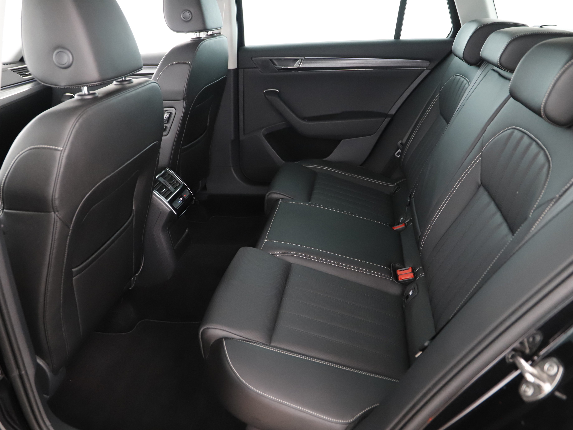 Skoda Superb Combi 2.0 TDI Style | Bild 14 von 21