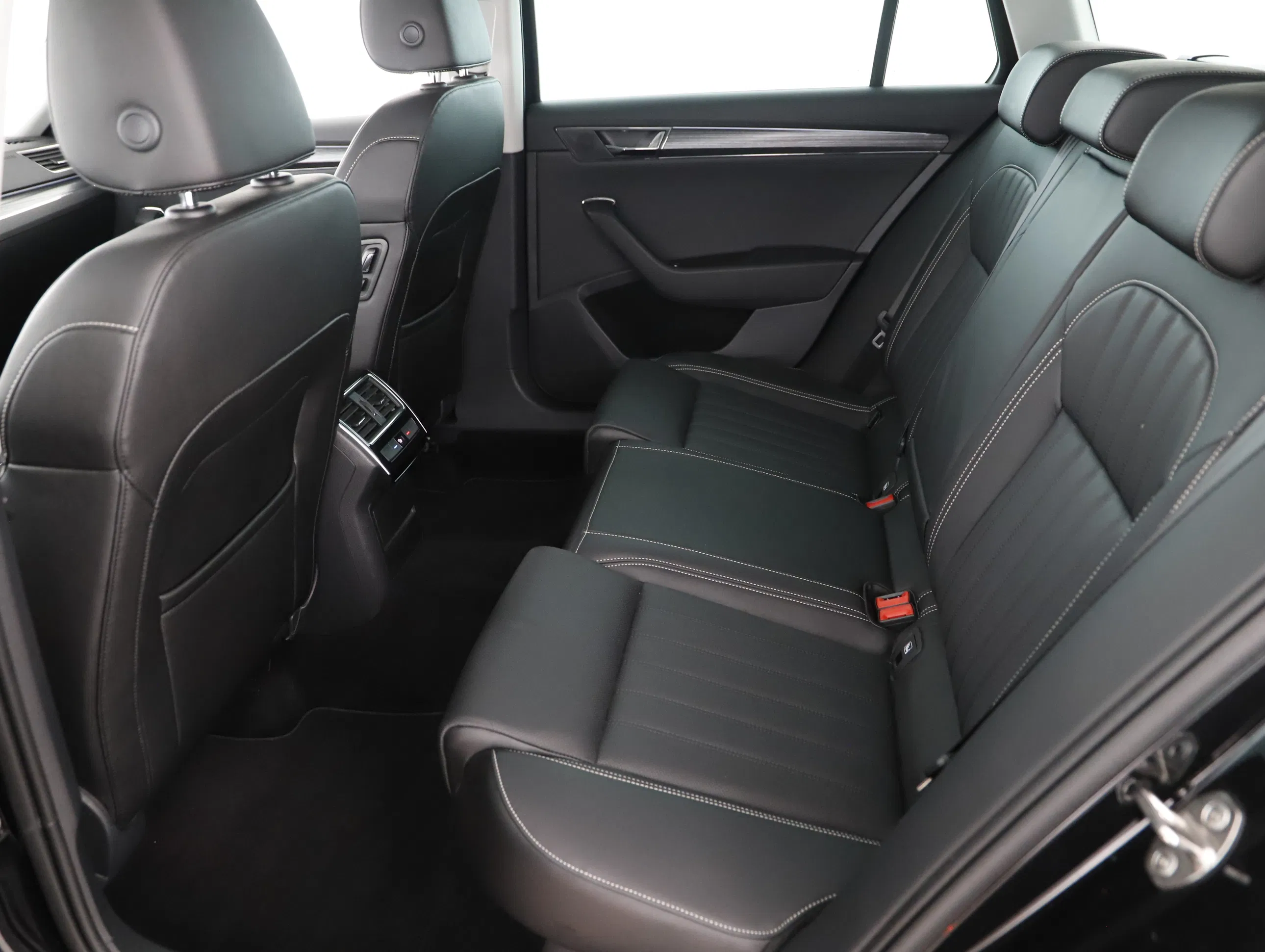 Skoda Superb Combi 2.0 TDI Style | Bild 14 von 21