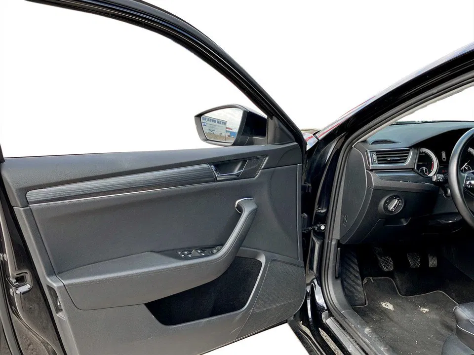 Skoda Superb Combi 2.0 TDI Style | Bild 15 von 21