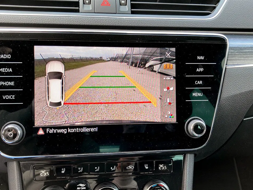 Skoda Superb Combi 2.0 TDI Style | Bild 19 von 21